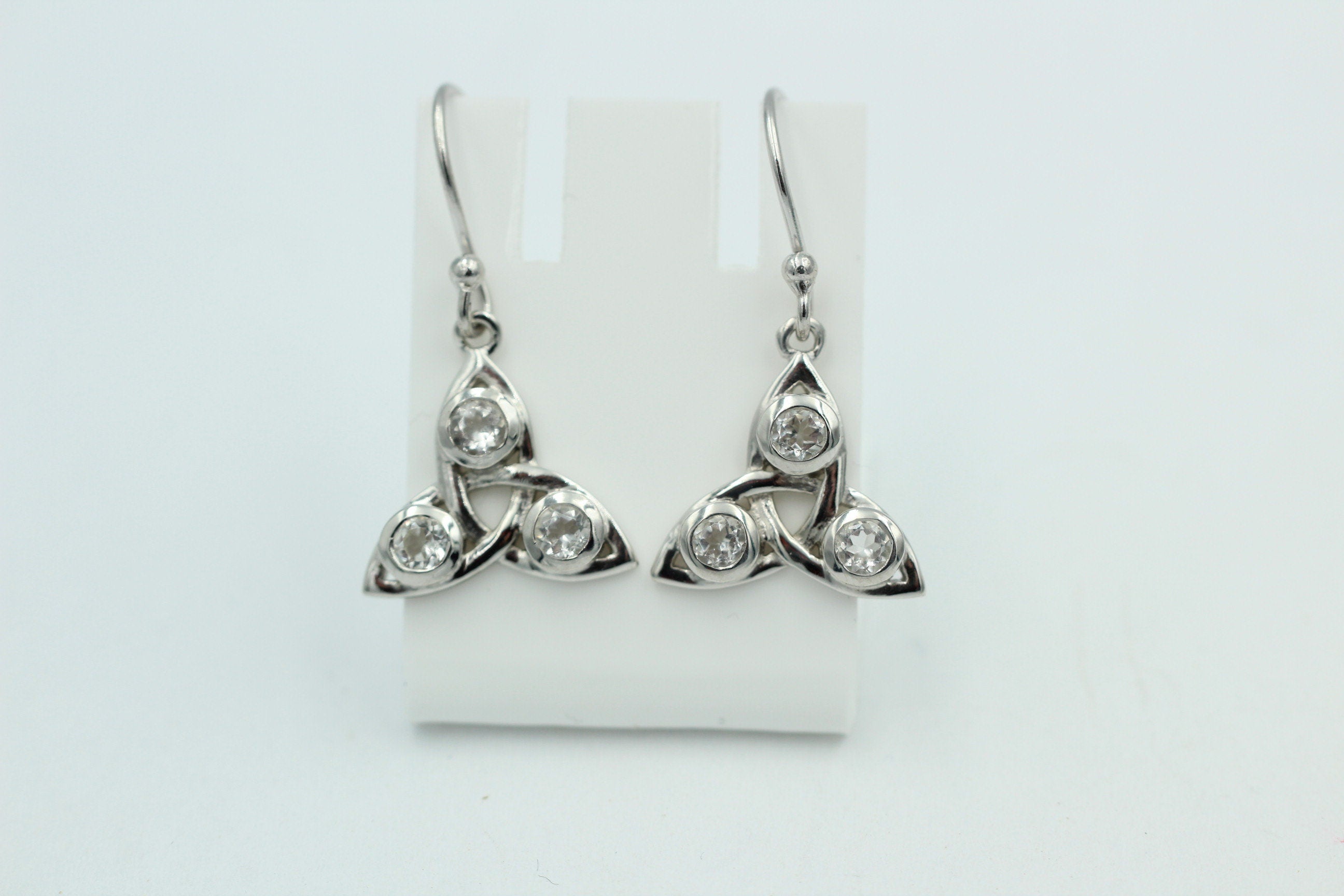 0,96 Carat Bergkristall Cabochon Ohrhänger keltisches Muster 925 Silber Schmuck