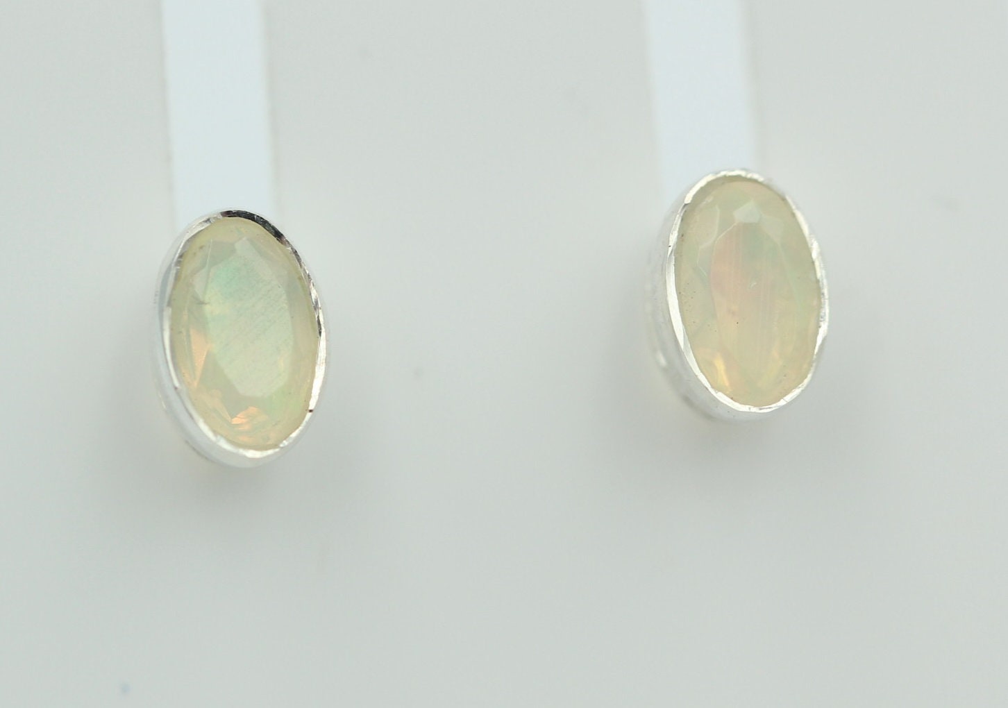Edler 0,4 Carat Äthiopischer Opal Ohrstecker 925 Silber Welo Opal aus Äfrika
