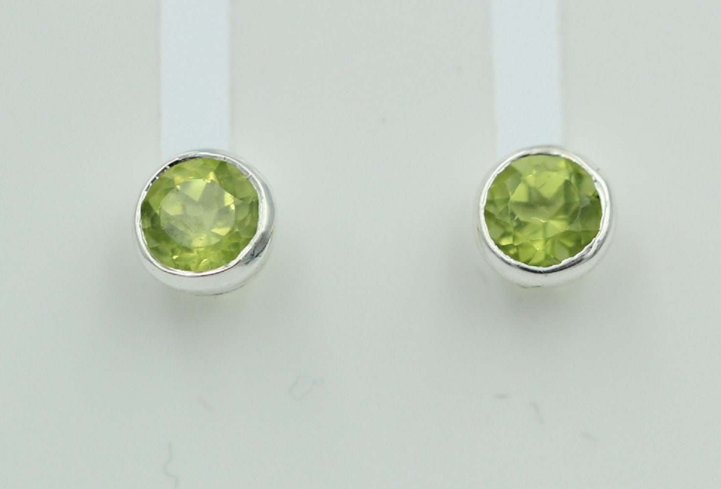 0,48 Carat Peridot Ohrstecker 925 Silber Olivin Peridot Ohrstecker