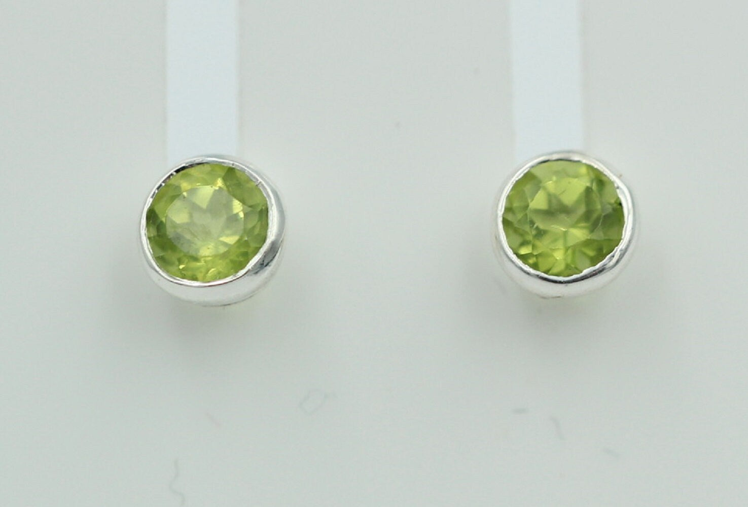 0,48 Carat Peridot Ohrstecker 925 Silber Olivin Peridot Ohrstecker