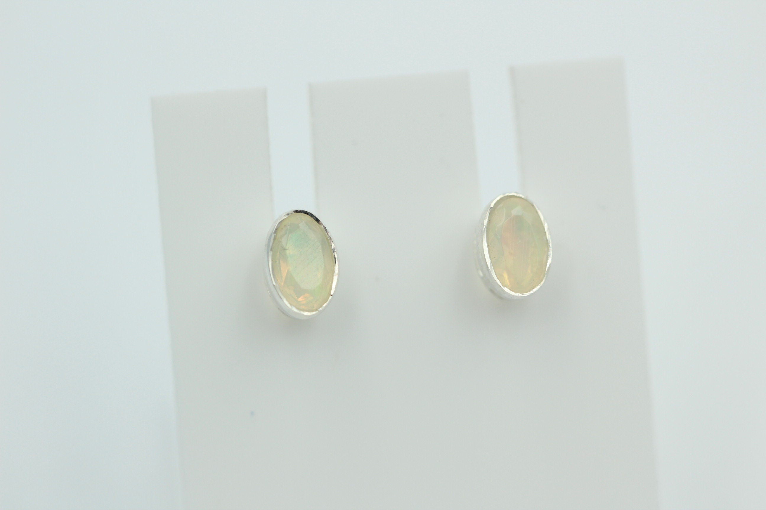 Edler 0,4 Carat Äthiopischer Opal Ohrstecker 925 Silber Welo Opal aus Äfrika