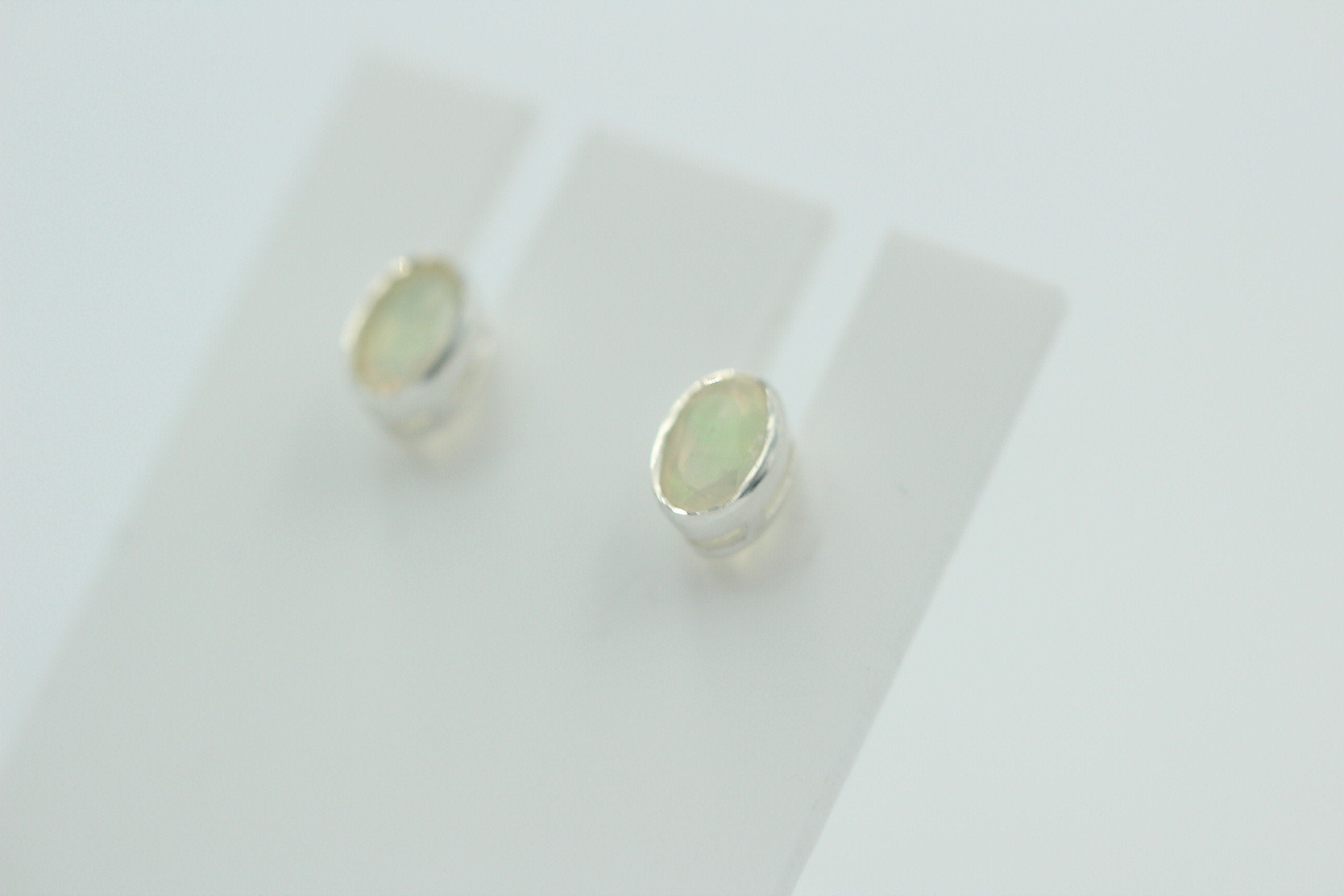 Edler 0,4 Carat Äthiopischer Opal Ohrstecker 925 Silber Welo Opal aus Äfrika