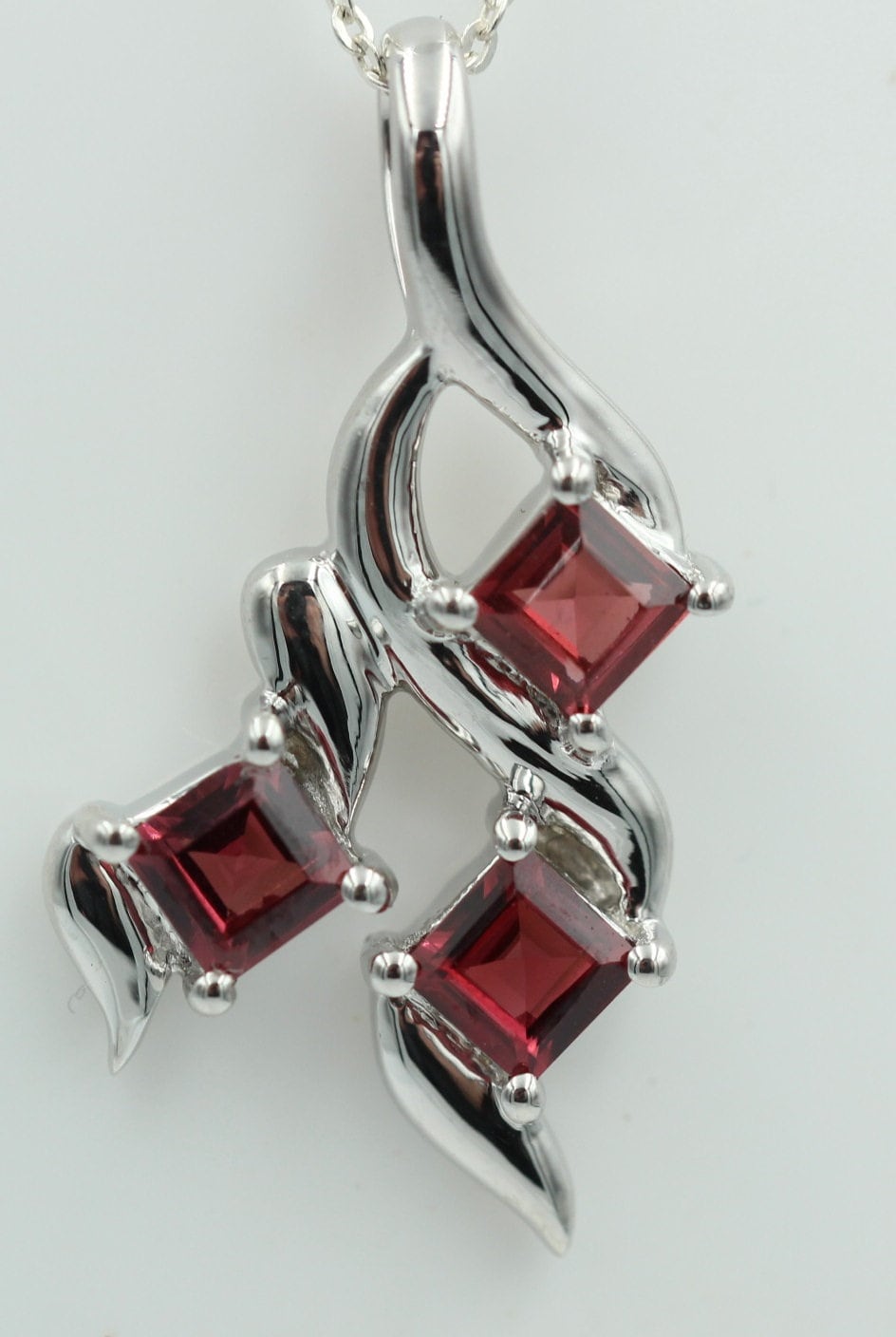 Edler 1,4 Carat Granat Anhänger 925 Silbe Granatanhänger blutroter Edelstein