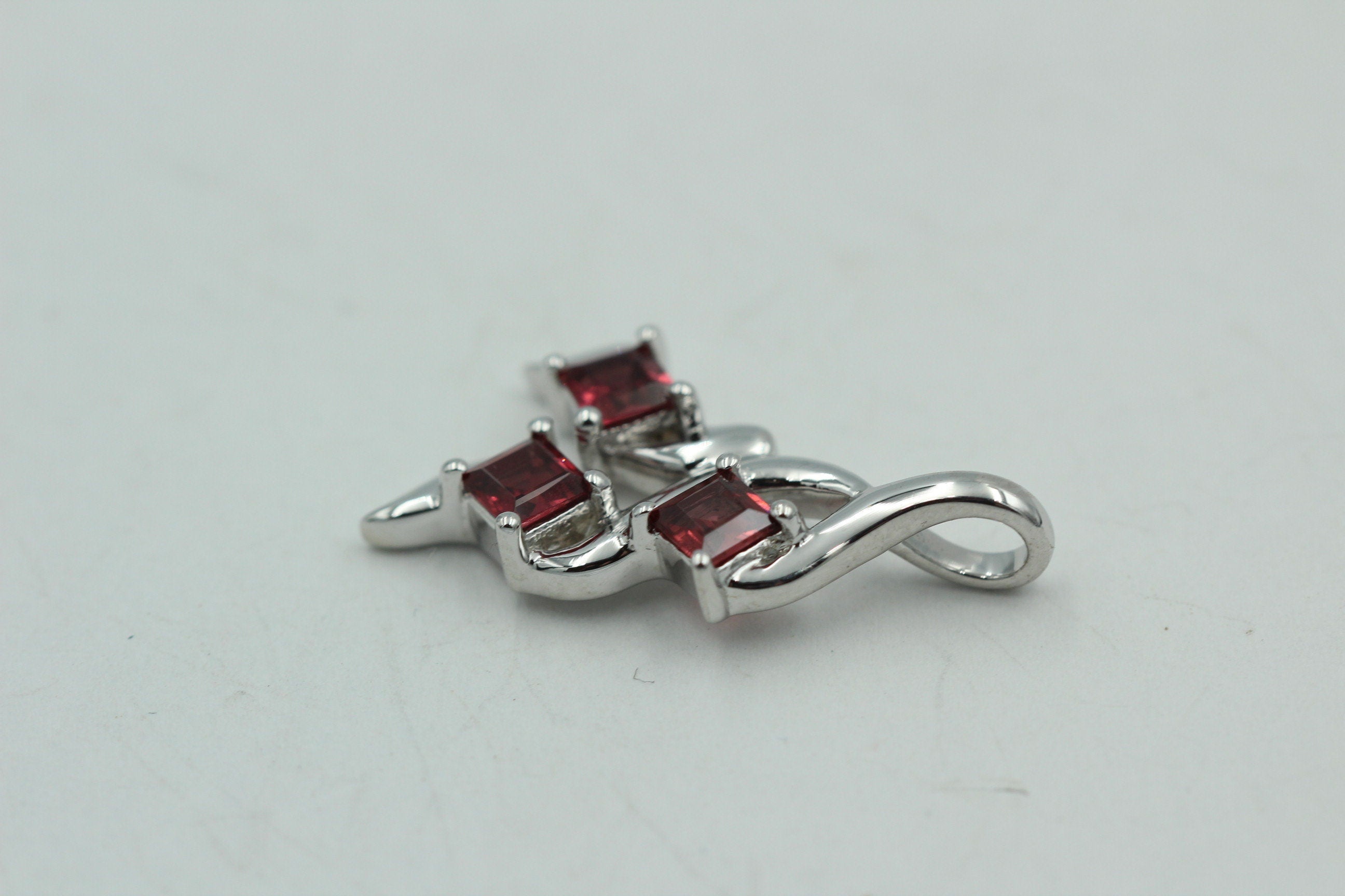 Edler 1,4 Carat Granat Anhänger 925 Silbe Granatanhänger blutroter Edelstein