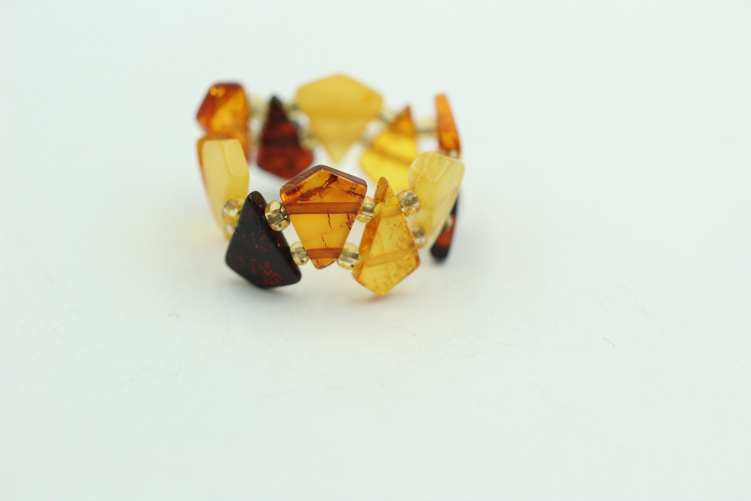 Bernstein Ring in verschiedenen Farben mit Gummiband aus Litauen