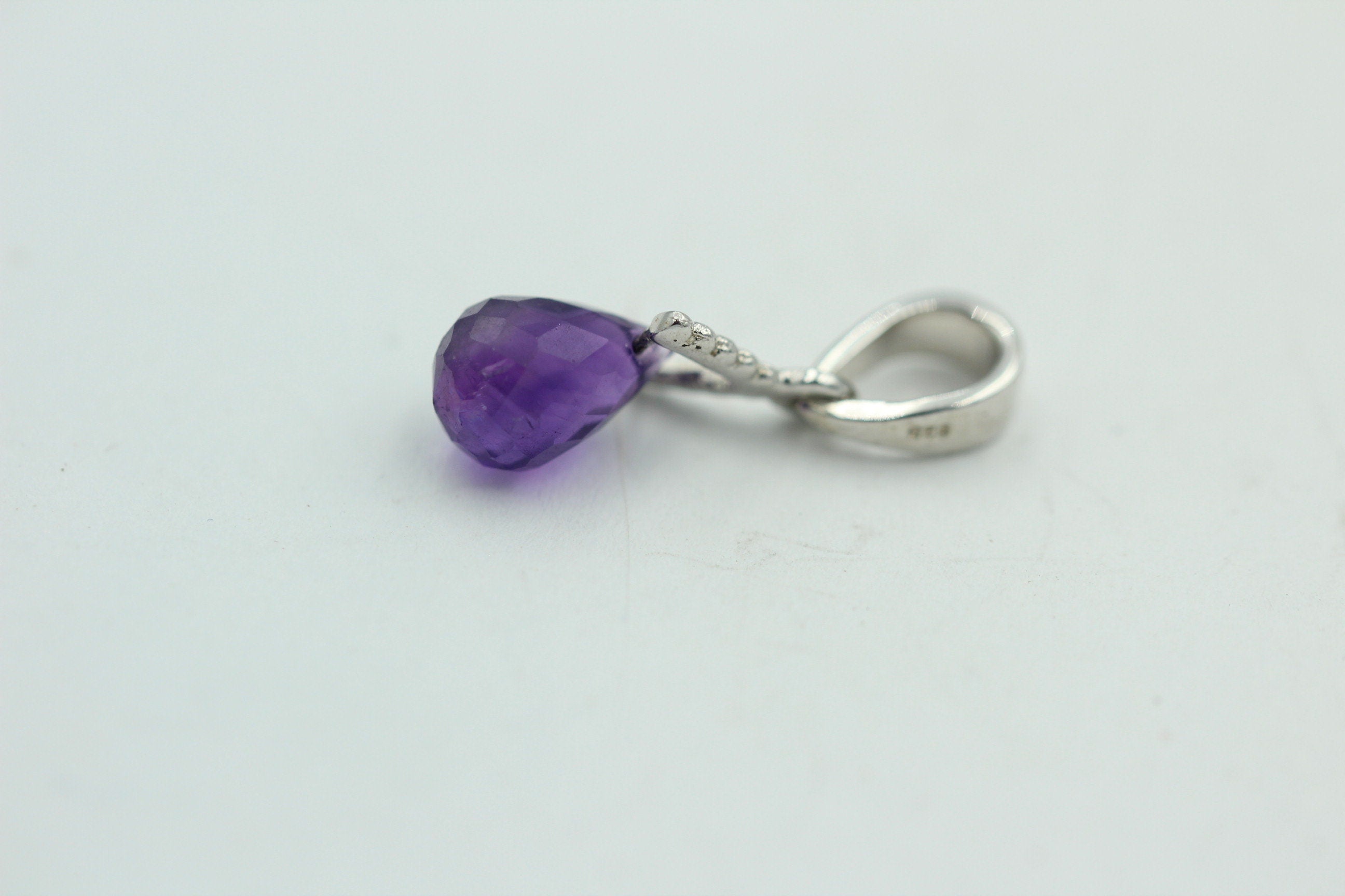 Edler 2,25 Carat Amethyst Anhänger in Briolette Schliff 925 Silber Designanhänger