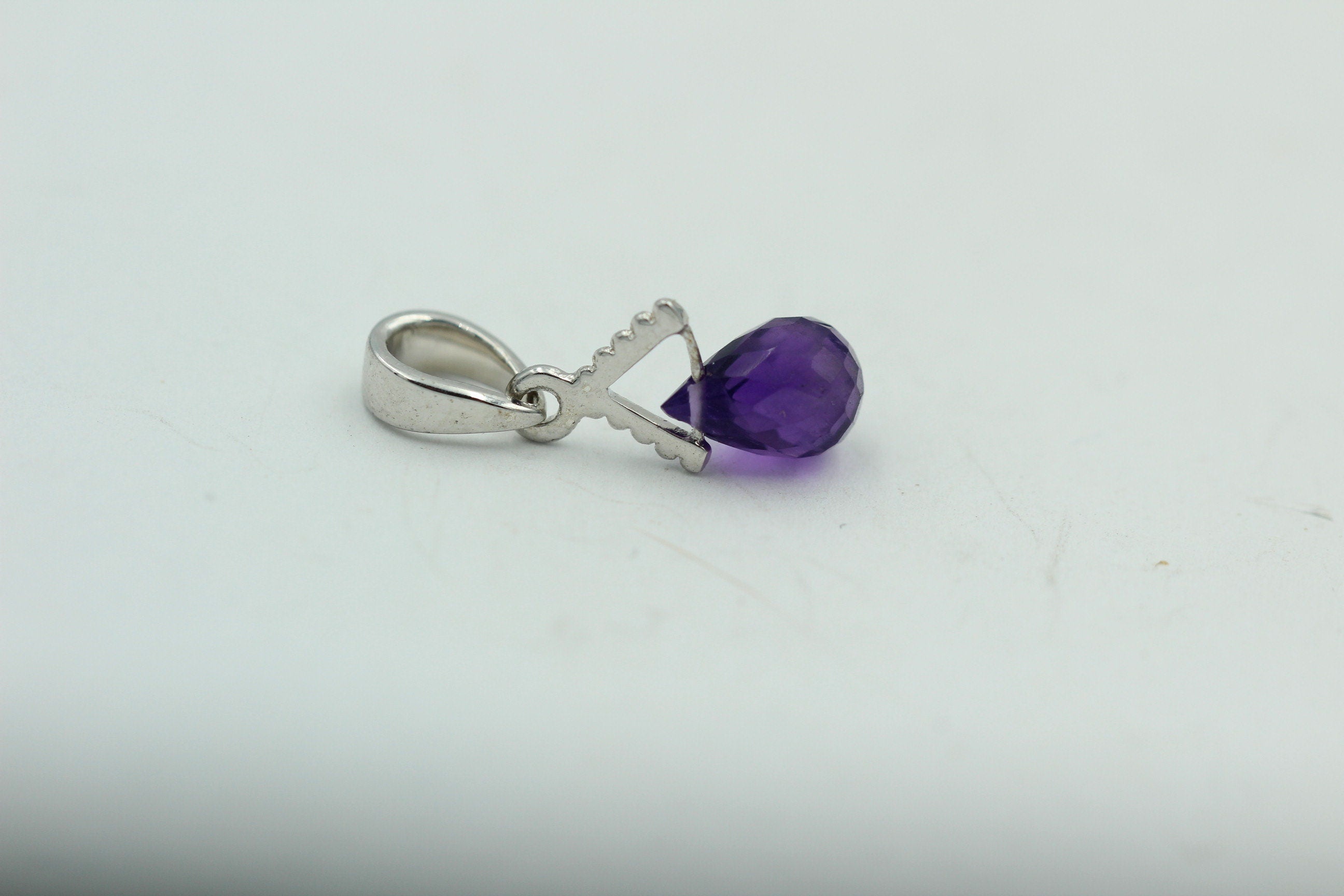 Edler 2,25 Carat Amethyst Anhänger in Briolette Schliff 925 Silber Designanhänger