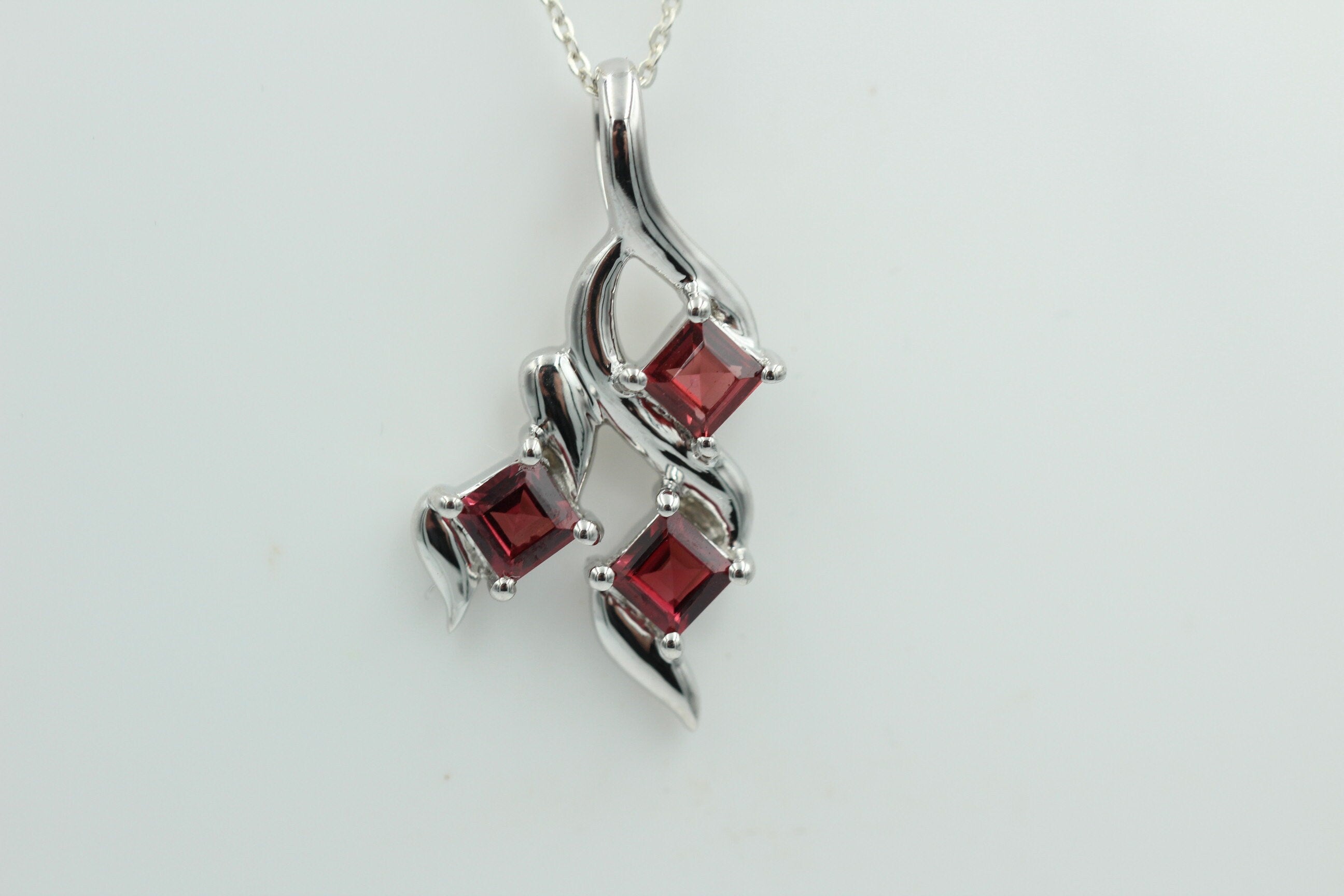 Edler 1,4 Carat Granat Anhänger 925 Silbe Granatanhänger blutroter Edelstein