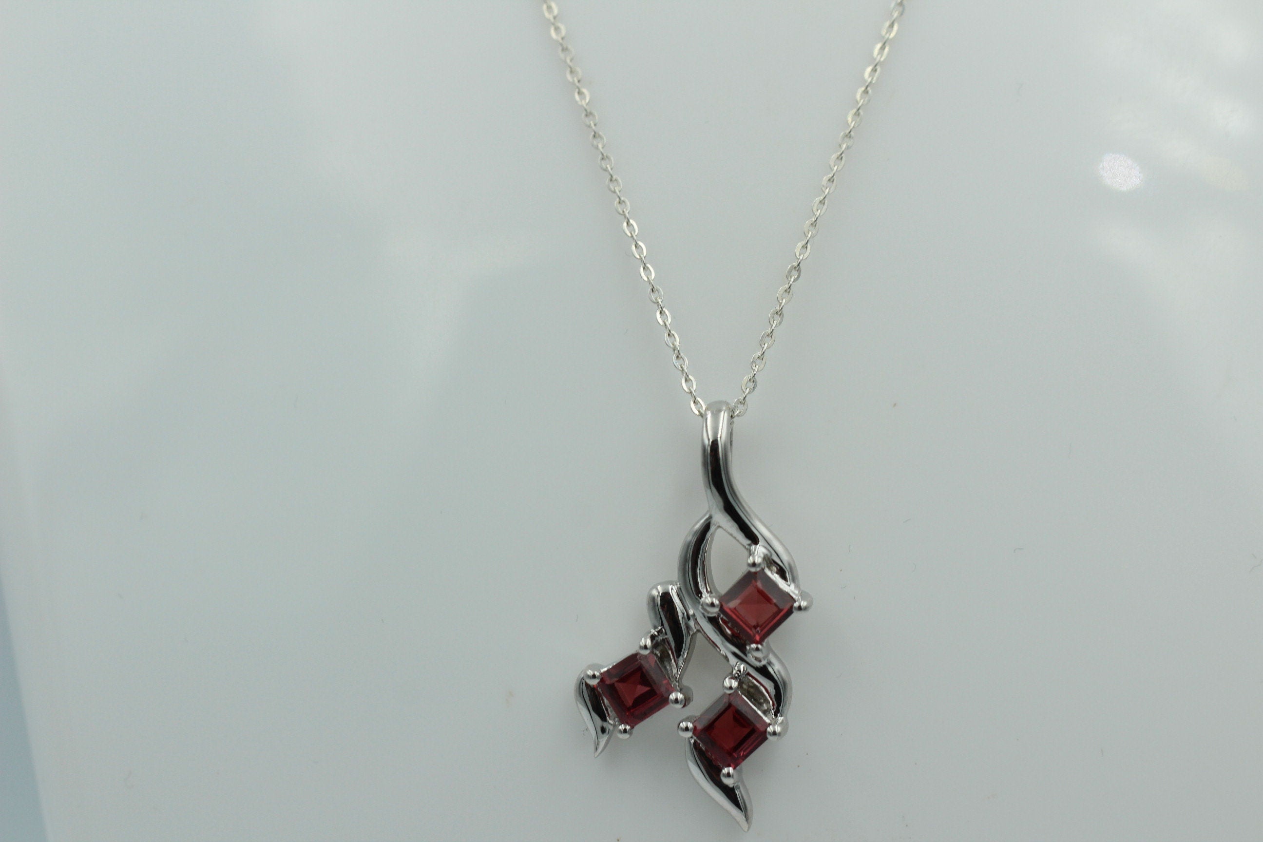 Edler 1,4 Carat Granat Anhänger 925 Silbe Granatanhänger blutroter Edelstein