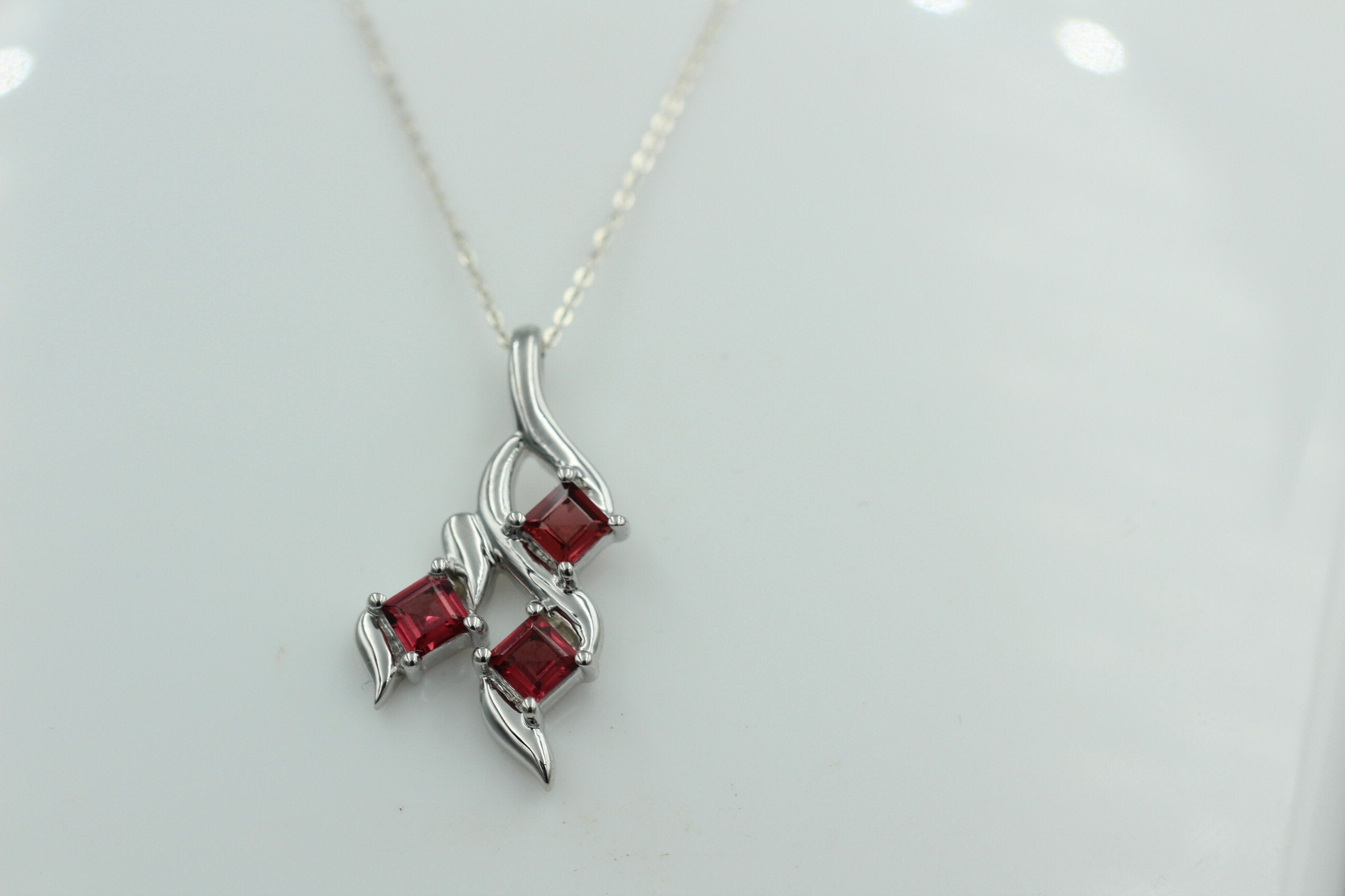 Edler 1,4 Carat Granat Anhänger 925 Silbe Granatanhänger blutroter Edelstein