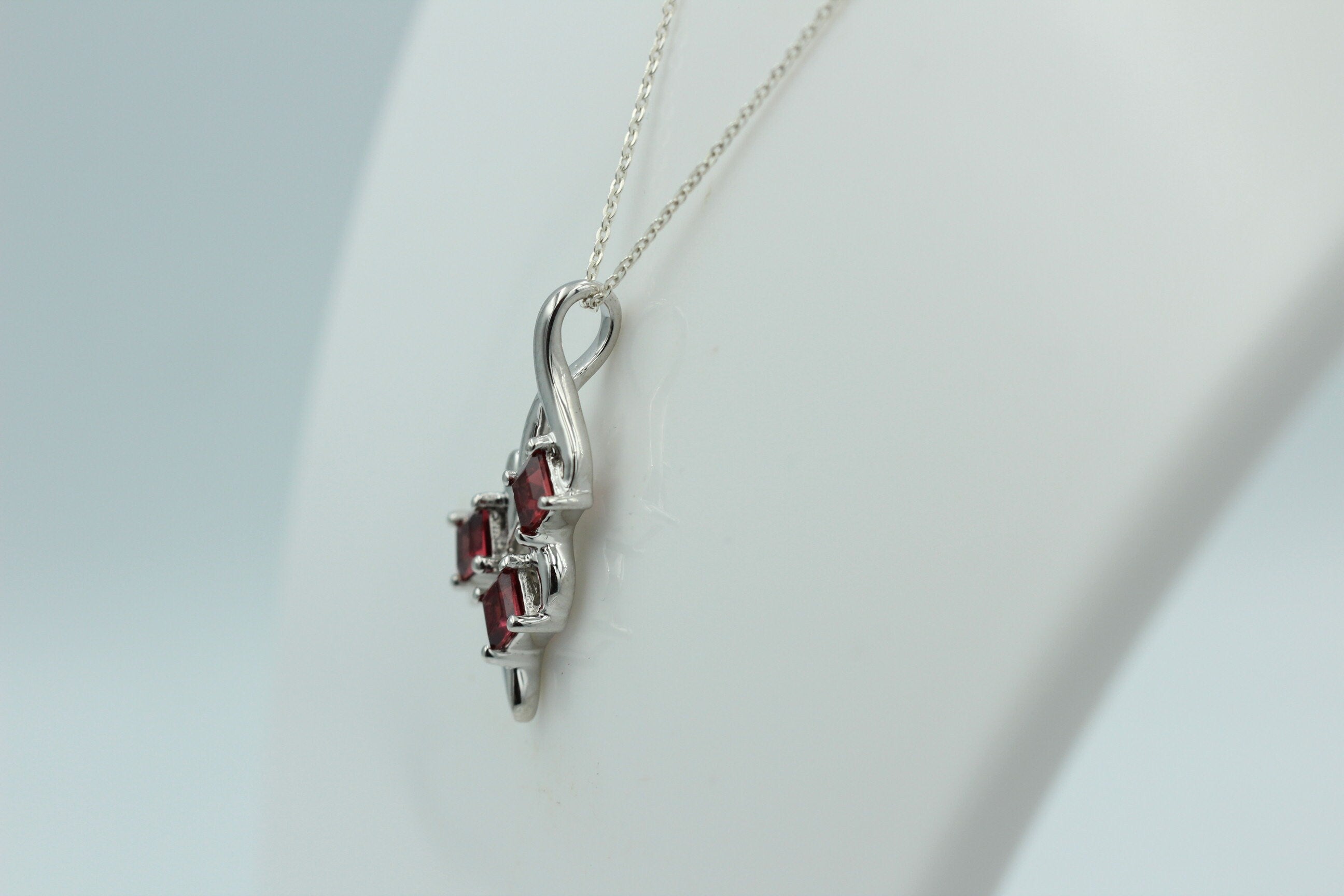 Edler 1,4 Carat Granat Anhänger 925 Silbe Granatanhänger blutroter Edelstein