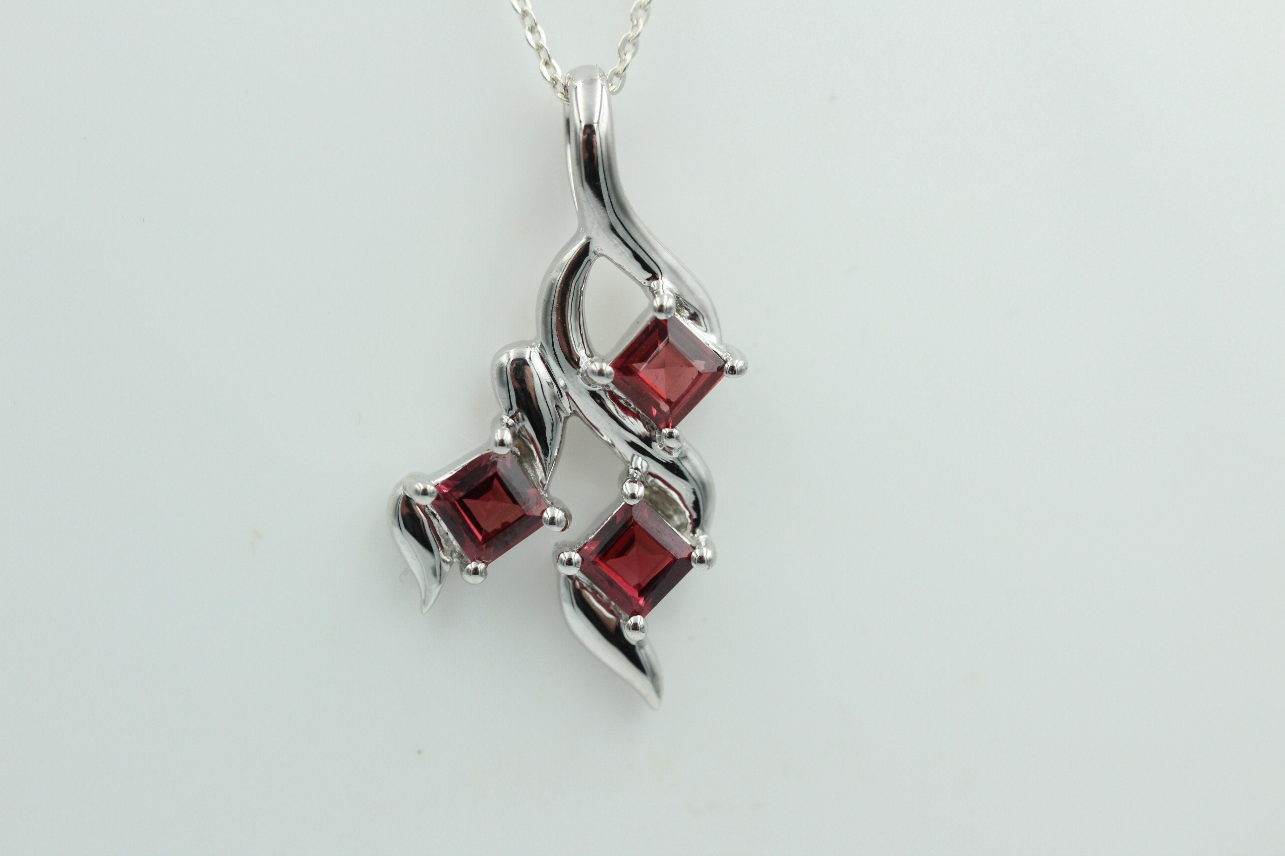 Edler 1,4 Carat Granat Anhänger 925 Silbe Granatanhänger blutroter Edelstein