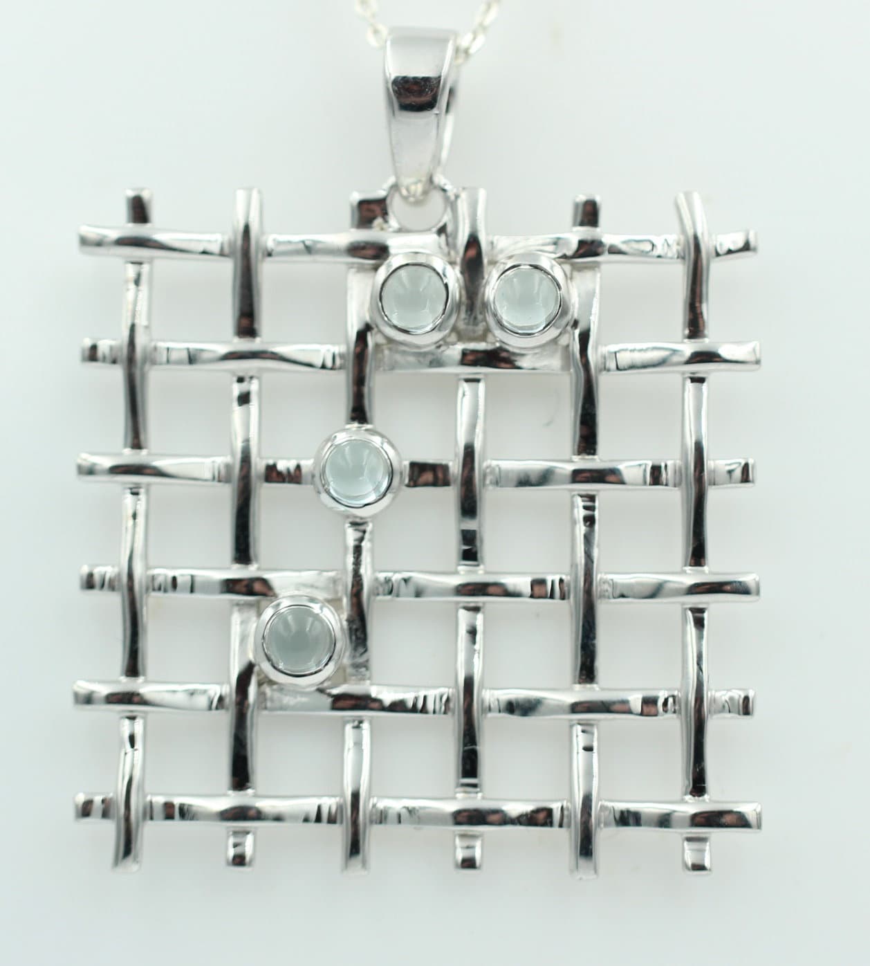 Design pur 0,65 Carat Blautopas Cabochon Anhänger 925 Silber Gitter Design Topasschmuck