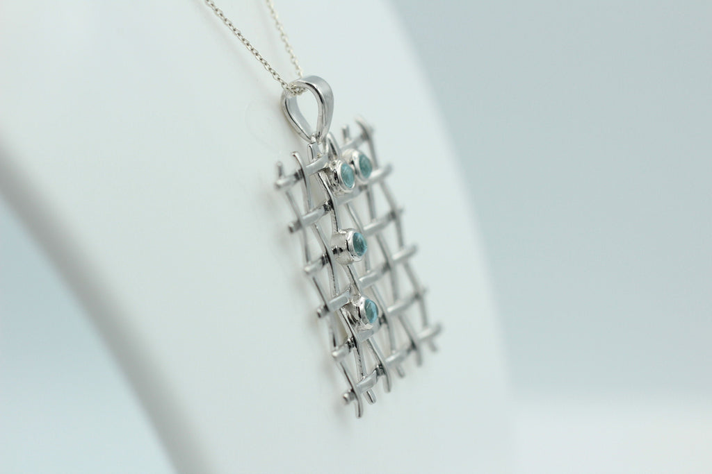 Design pur 0,65 Carat Blautopas Cabochon Anhänger 925 Silber Gitter Design Topasschmuck