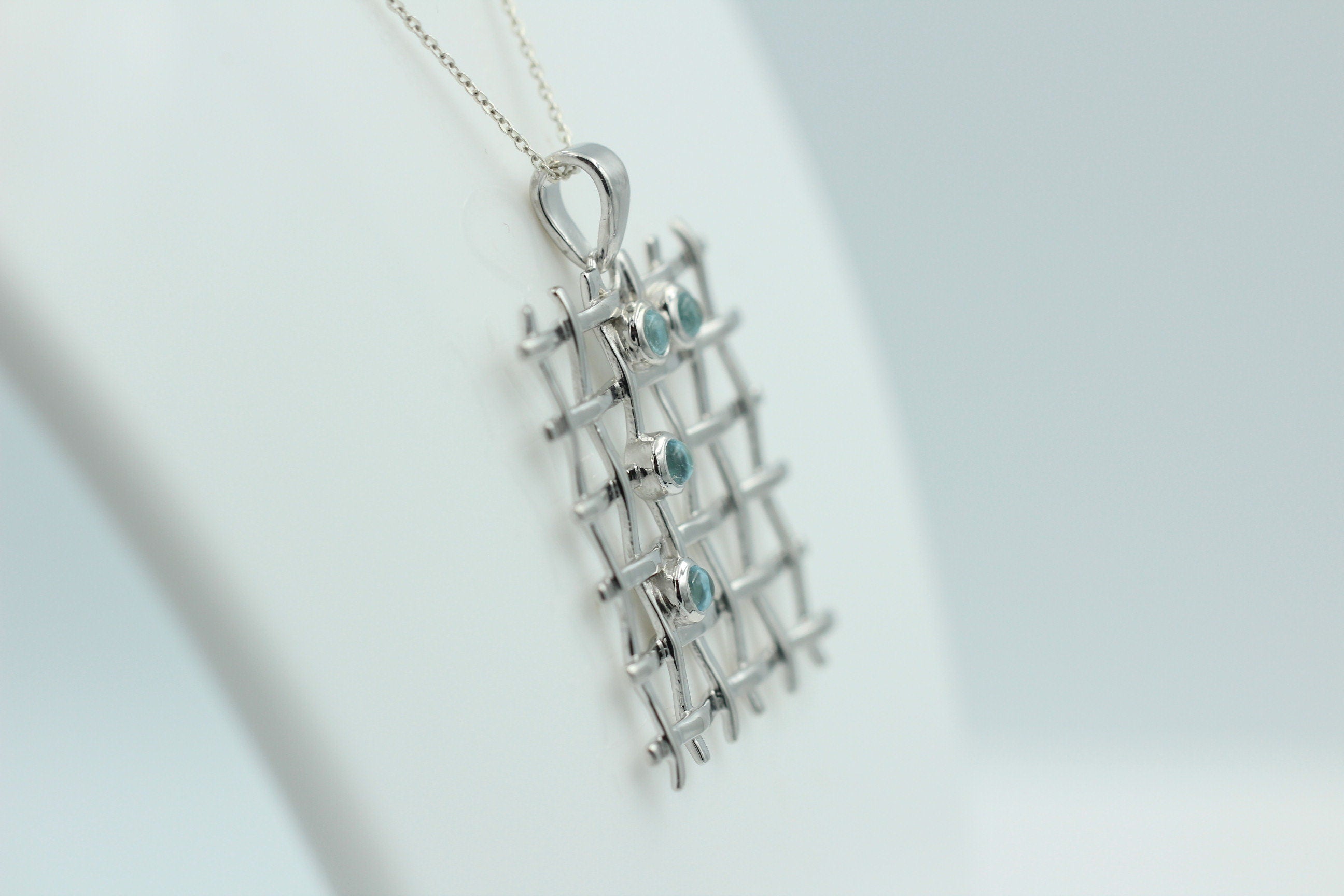 Design pur 0,65 Carat Blautopas Cabochon Anhänger 925 Silber Gitter Design Topasschmuck