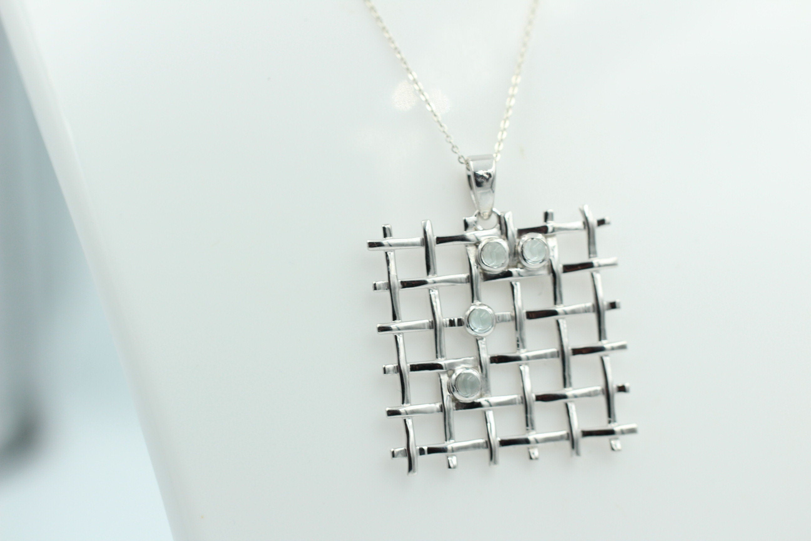 Design pur 0,65 Carat Blautopas Cabochon Anhänger 925 Silber Gitter Design Topasschmuck