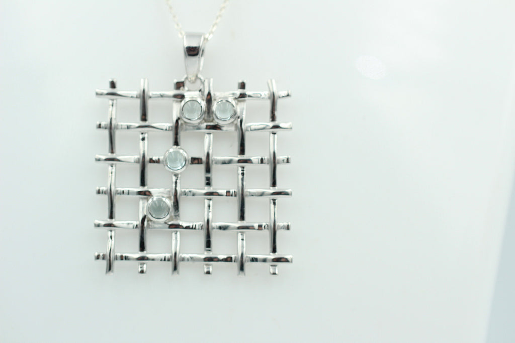 Design pur 0,65 Carat Blautopas Cabochon Anhänger 925 Silber Gitter Design Topasschmuck