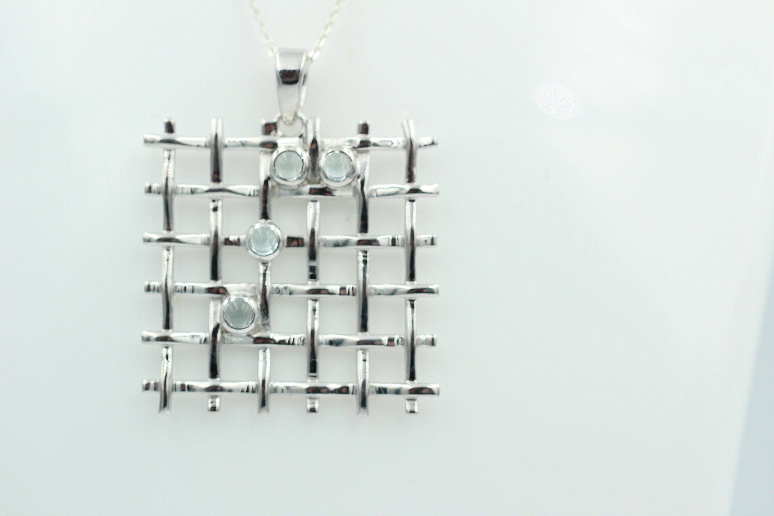 Design pur 0,65 Carat Blautopas Cabochon Anhänger 925 Silber Gitter Design Topasschmuck
