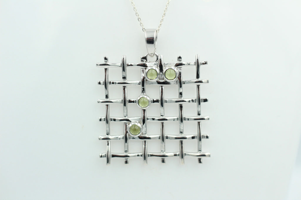 Design pur 0,60 Carat Peridot Cabochon Anhänger 925 Silber Gitter
