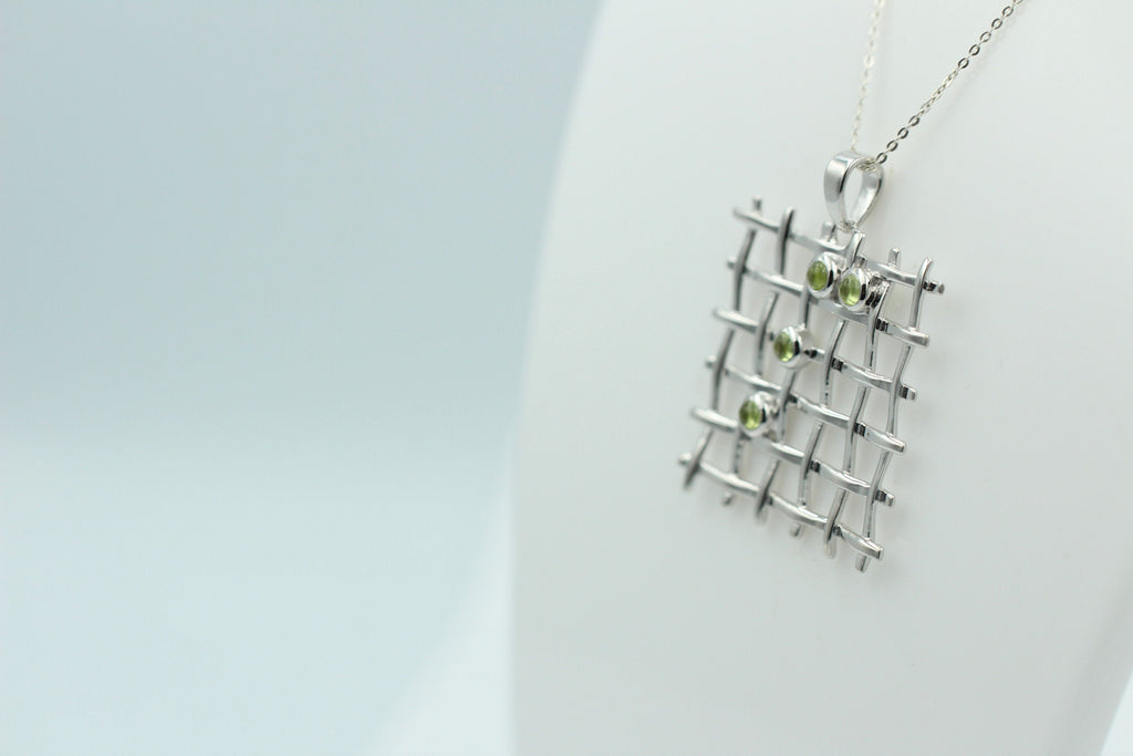 Design pur 0,60 Carat Peridot Cabochon Anhänger 925 Silber Gitter