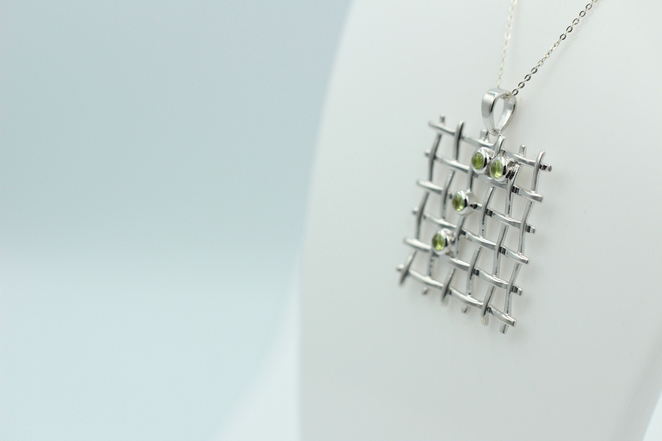 Design pur 0,60 Carat Peridot Cabochon Anhänger 925 Silber Gitter