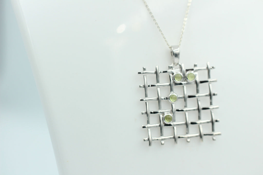 Design pur 0,60 Carat Peridot Cabochon Anhänger 925 Silber Gitter