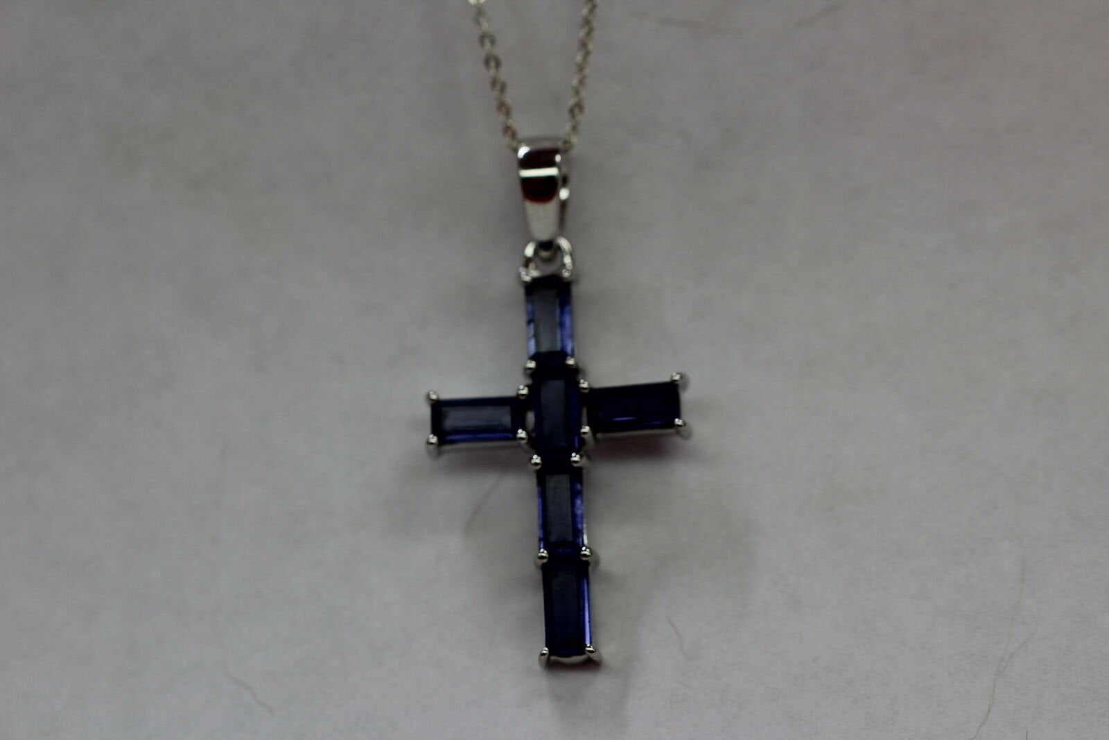 Edler 2,42 Carat Iolith Kreuzanhänger 925 Silber Colier Kette Wassersaphir