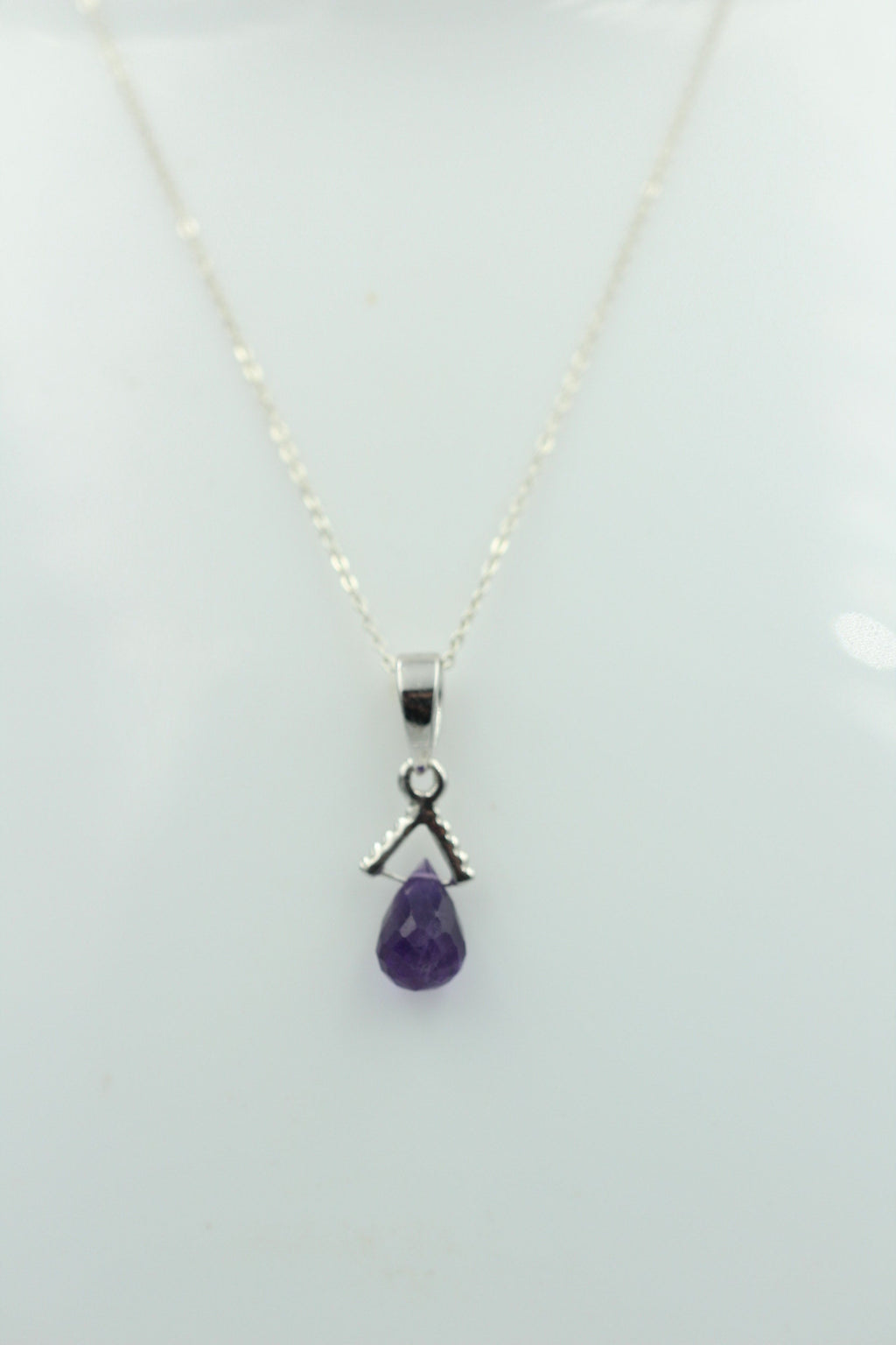 Edler 2,25 Carat Amethyst Anhänger in Briolette Schliff 925 Silber Designanhänger