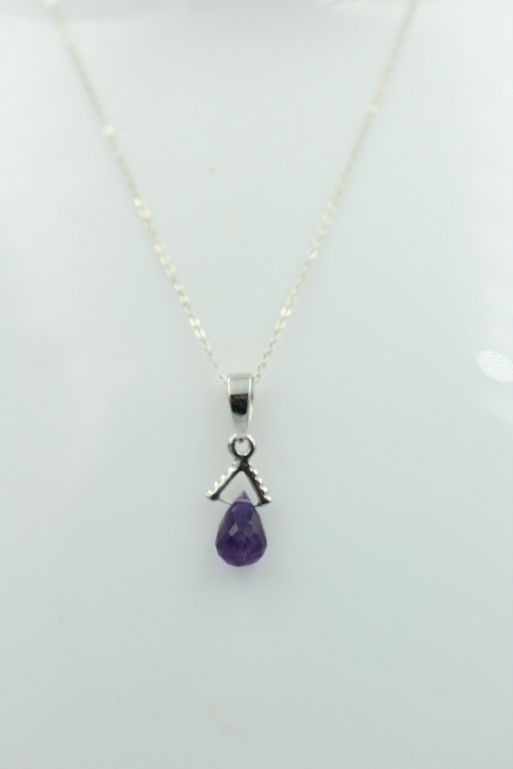 Edler 2,25 Carat Amethyst Anhänger in Briolette Schliff 925 Silber Designanhänger