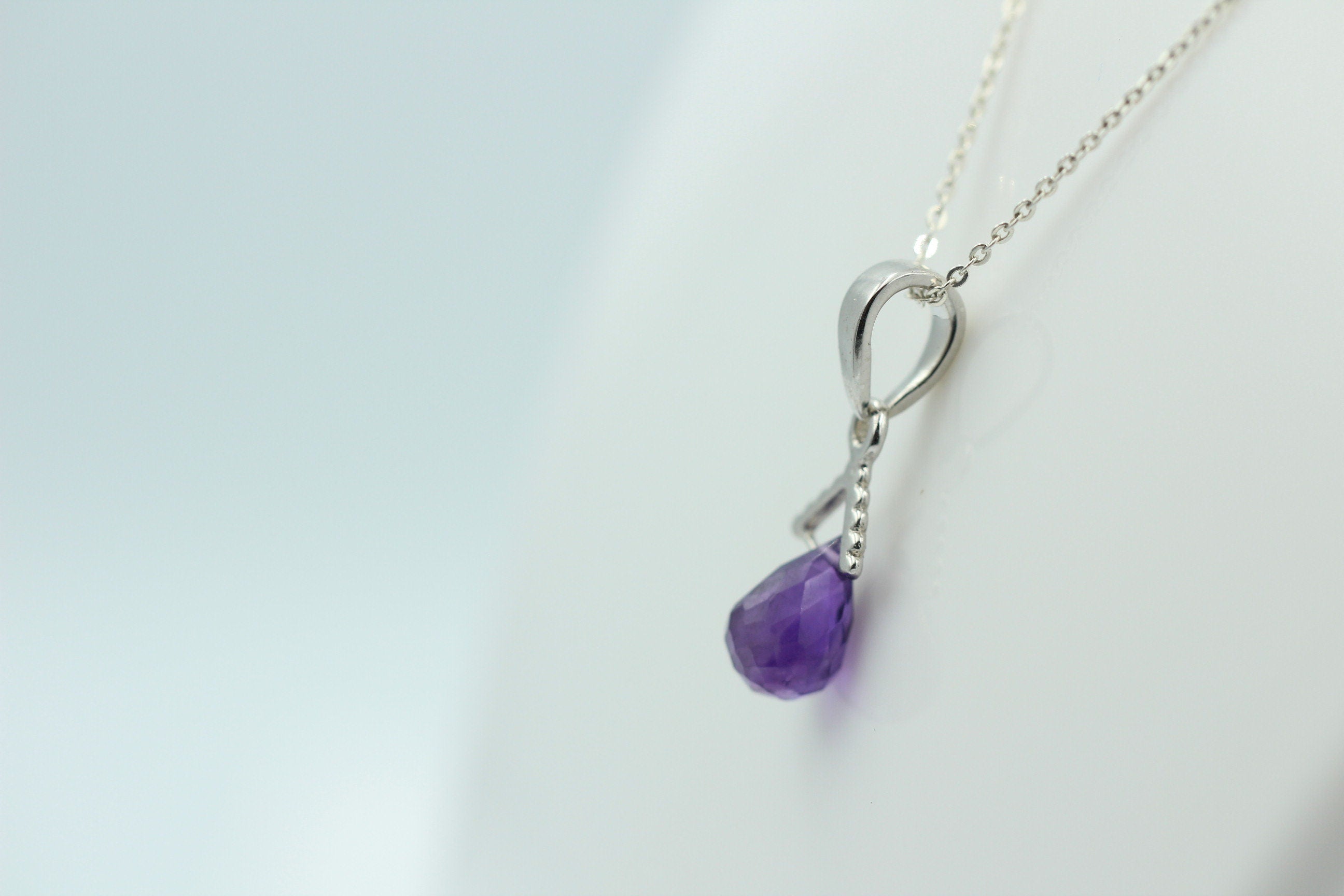 Edler 2,25 Carat Amethyst Anhänger in Briolette Schliff 925 Silber Designanhänger