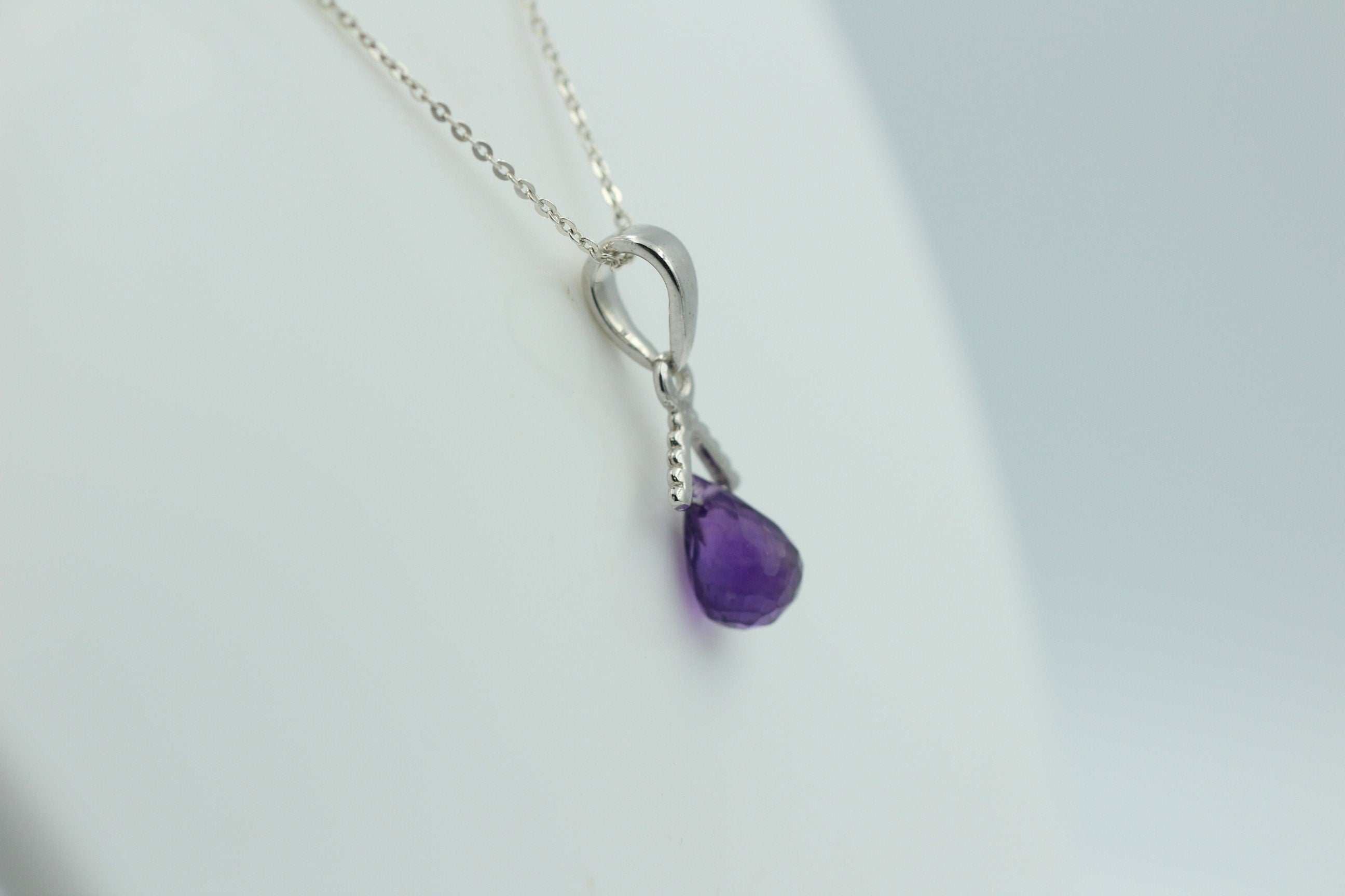 Edler 2,25 Carat Amethyst Anhänger in Briolette Schliff 925 Silber Designanhänger