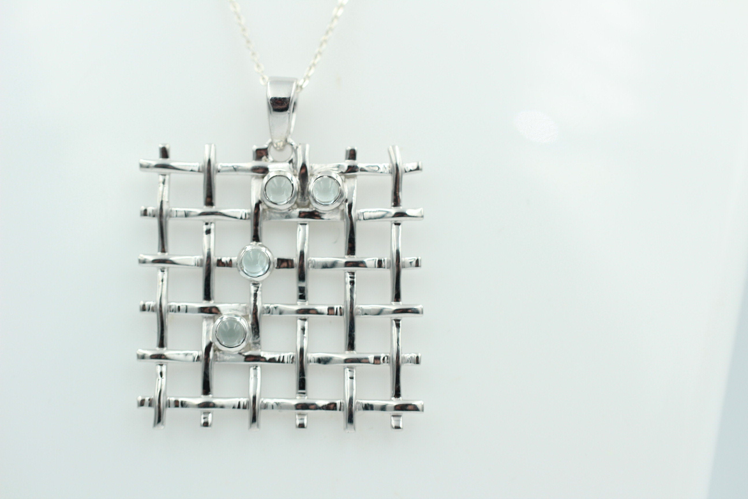 Design pur 0,65 Carat Blautopas Cabochon Anhänger 925 Silber Gitter Design Topasschmuck