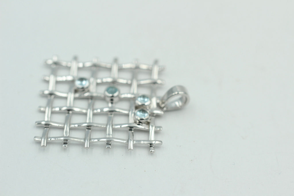 Design pur 0,65 Carat Blautopas Cabochon Anhänger 925 Silber Gitter Design Topasschmuck