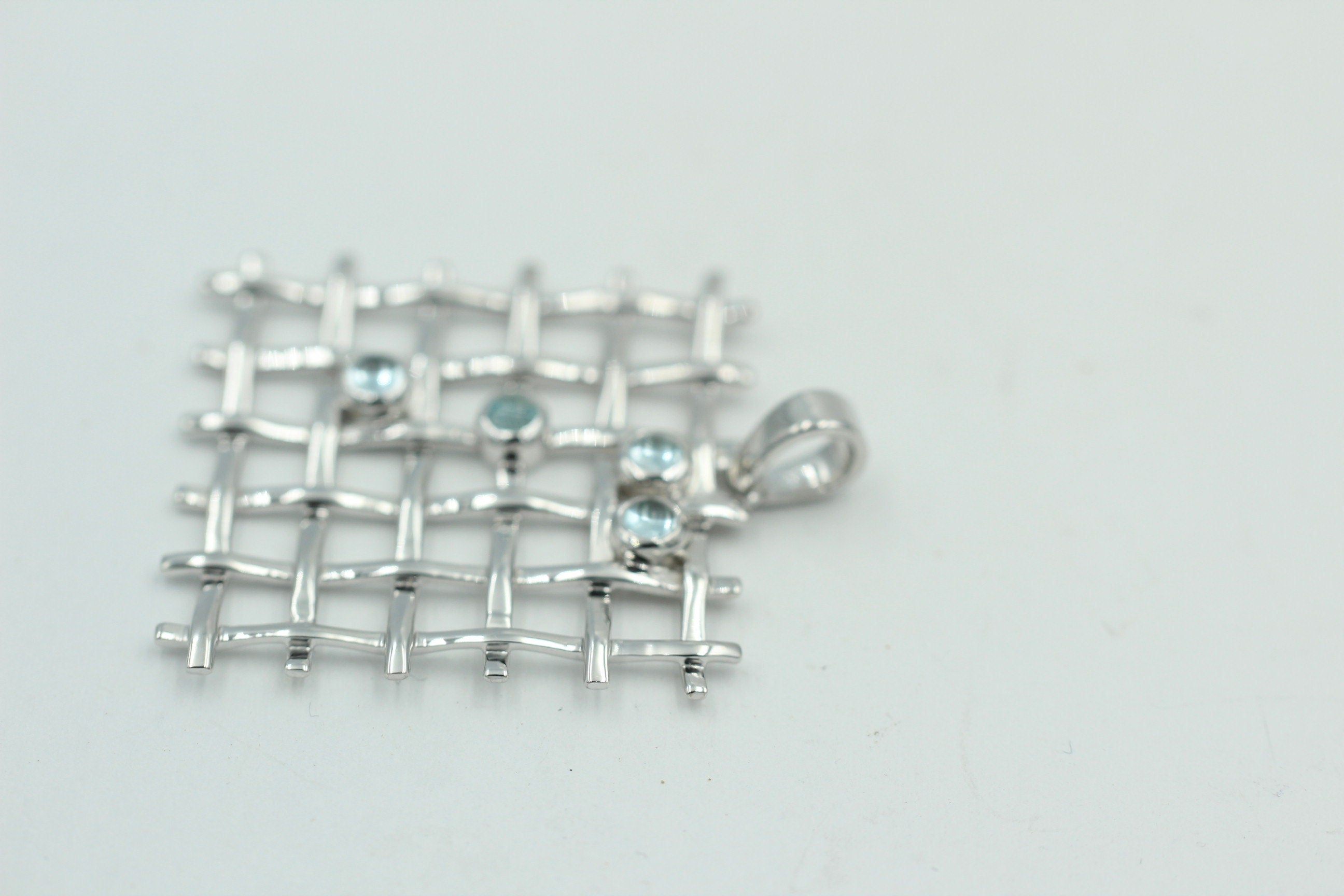 Design pur 0,65 Carat Blautopas Cabochon Anhänger 925 Silber Gitter Design Topasschmuck