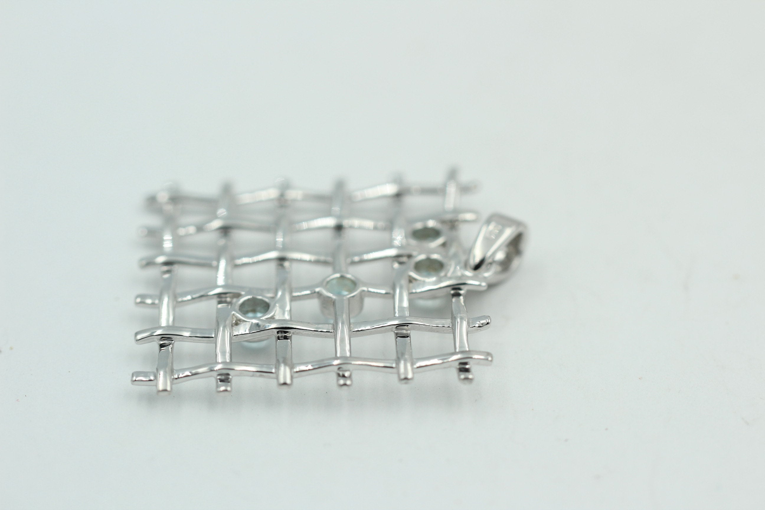 Design pur 0,65 Carat Blautopas Cabochon Anhänger 925 Silber Gitter Design Topasschmuck