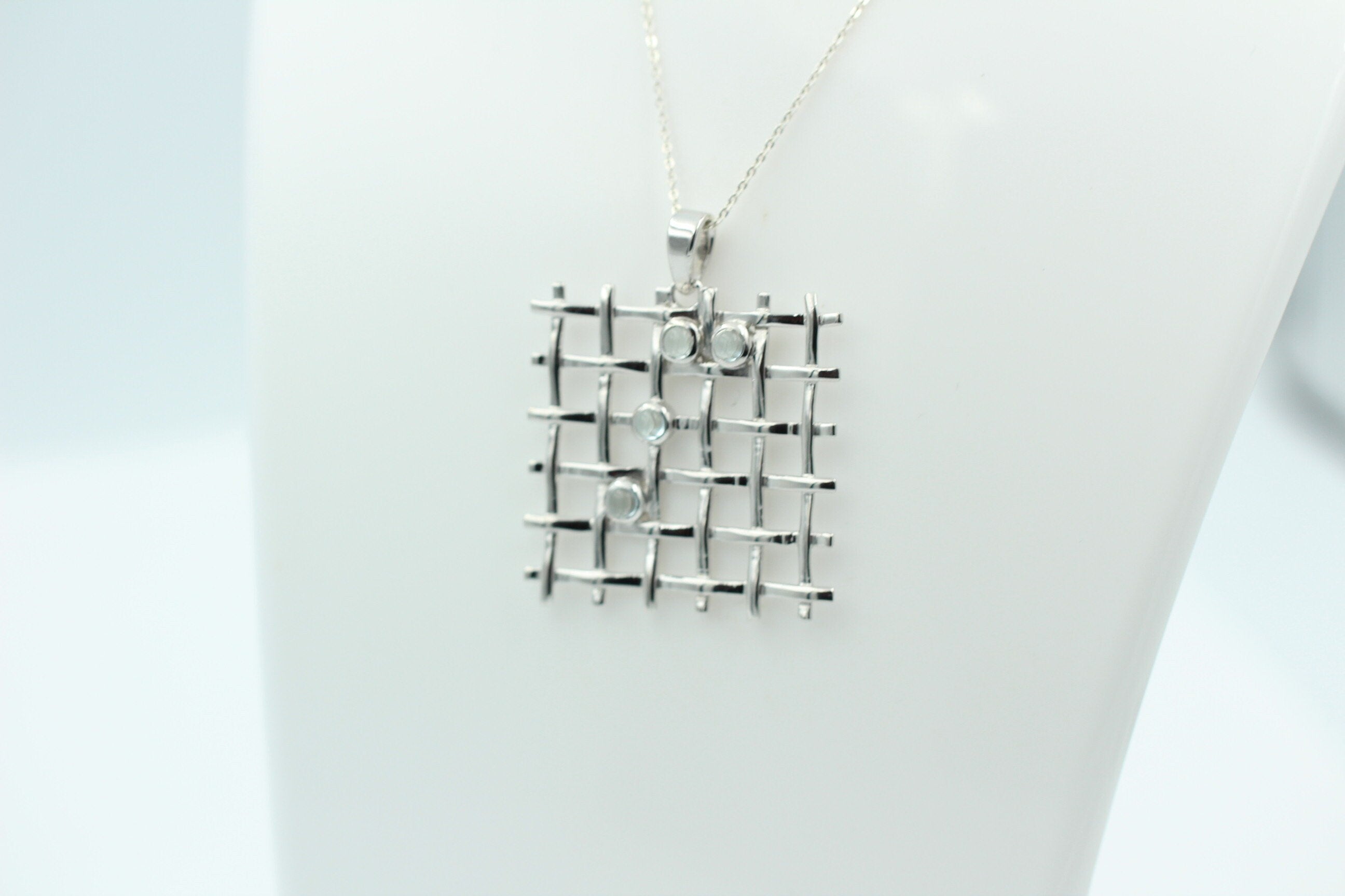 Design pur 0,65 Carat Blautopas Cabochon Anhänger 925 Silber Gitter Design Topasschmuck