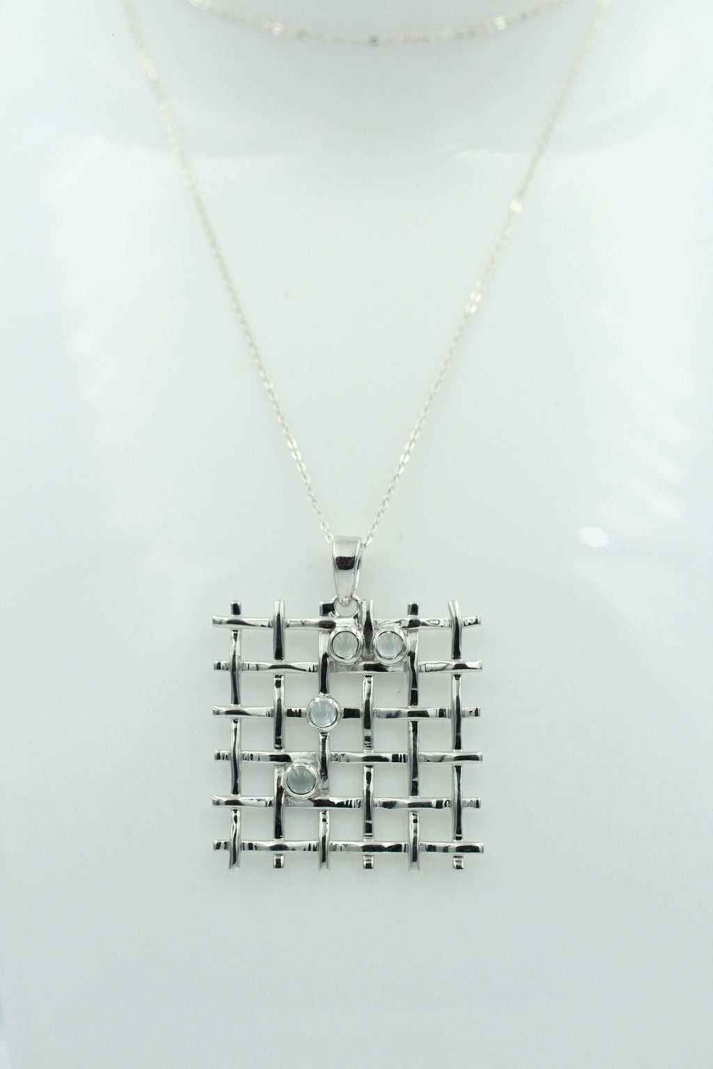 Design pur 0,65 Carat Blautopas Cabochon Anhänger 925 Silber Gitter Design Topasschmuck