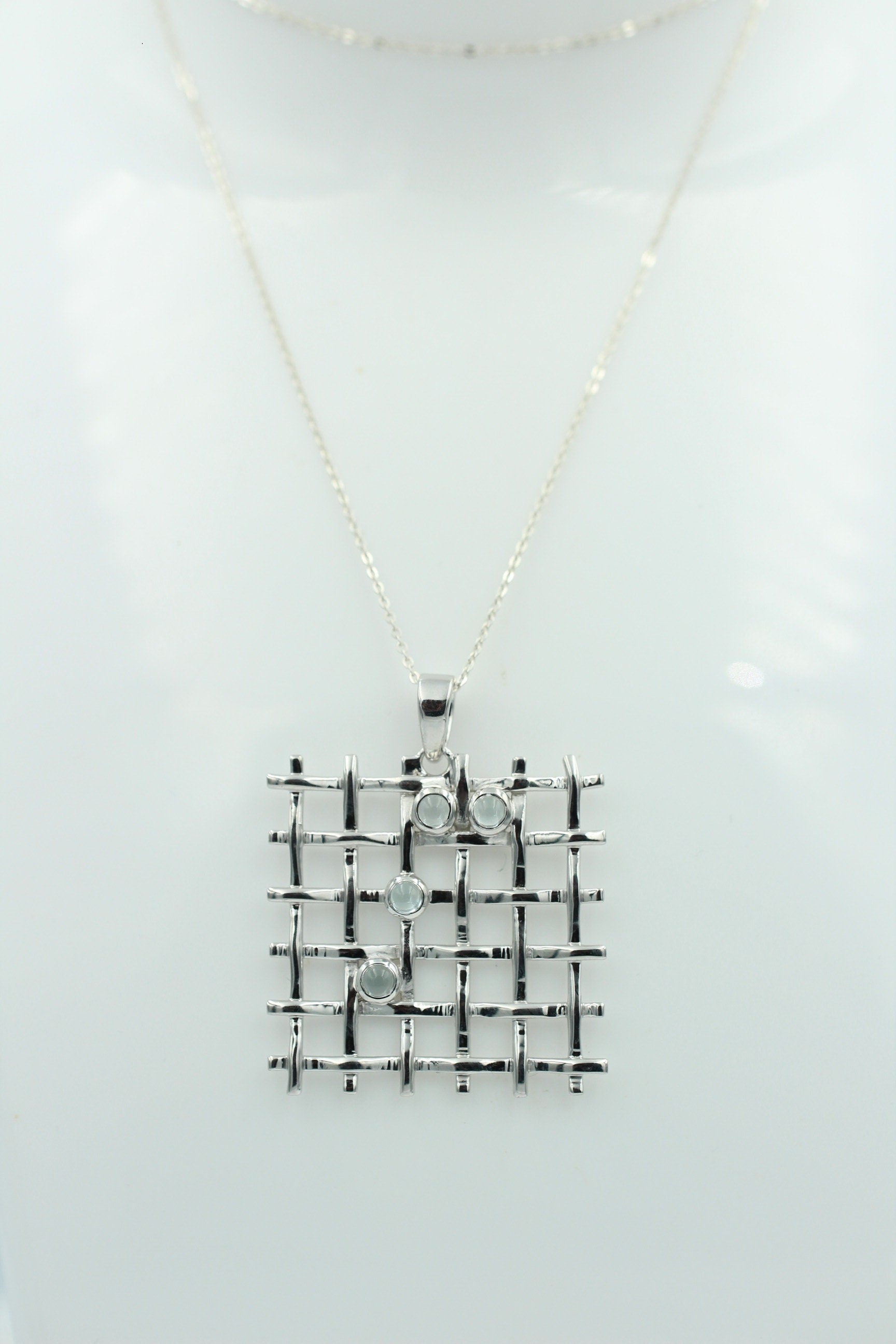 Design pur 0,65 Carat Blautopas Cabochon Anhänger 925 Silber Gitter Design Topasschmuck