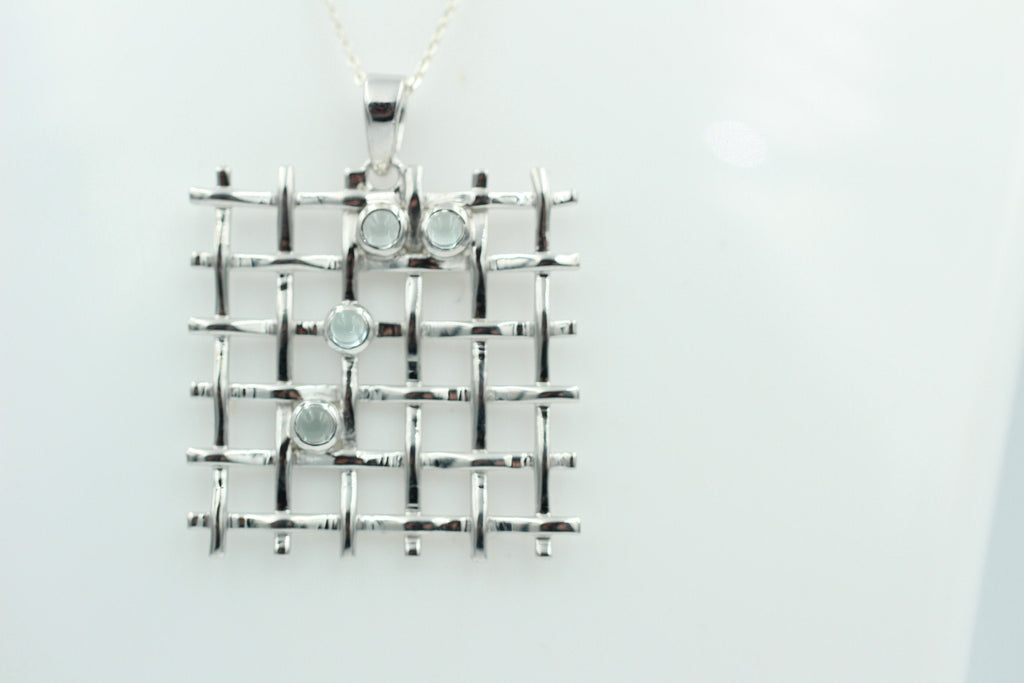 Design pur 0,65 Carat Blautopas Cabochon Anhänger 925 Silber Gitter Design Topasschmuck
