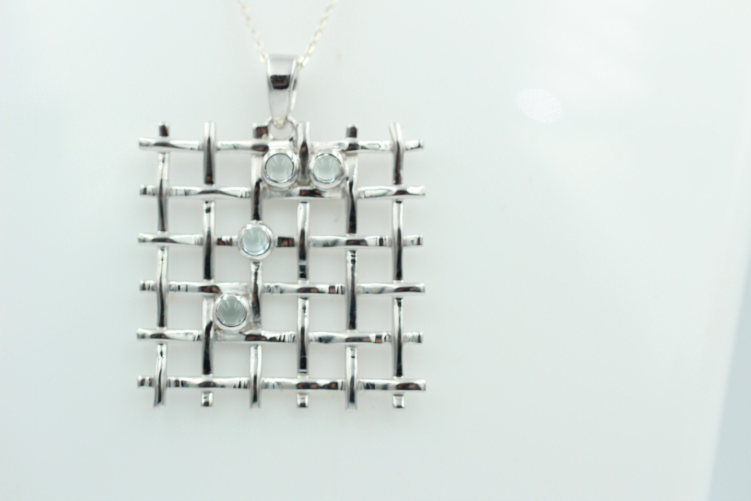 Design pur 0,65 Carat Blautopas Cabochon Anhänger 925 Silber Gitter Design Topasschmuck