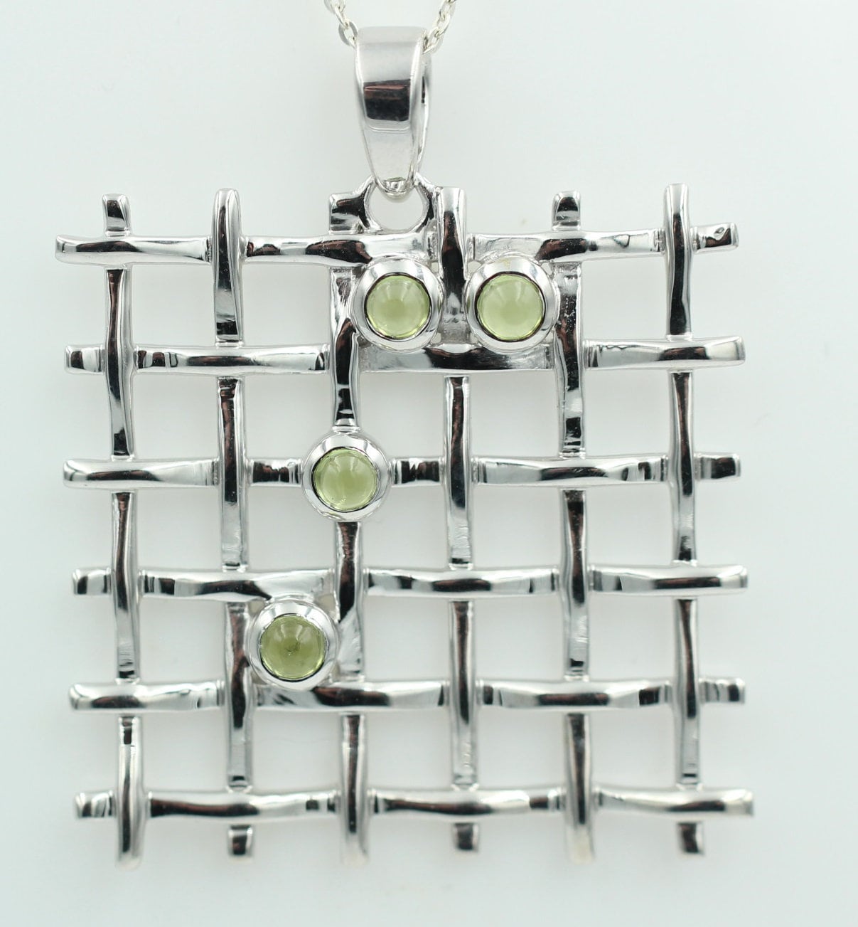 Design pur 0,60 Carat Peridot Cabochon Anhänger 925 Silber Gitter