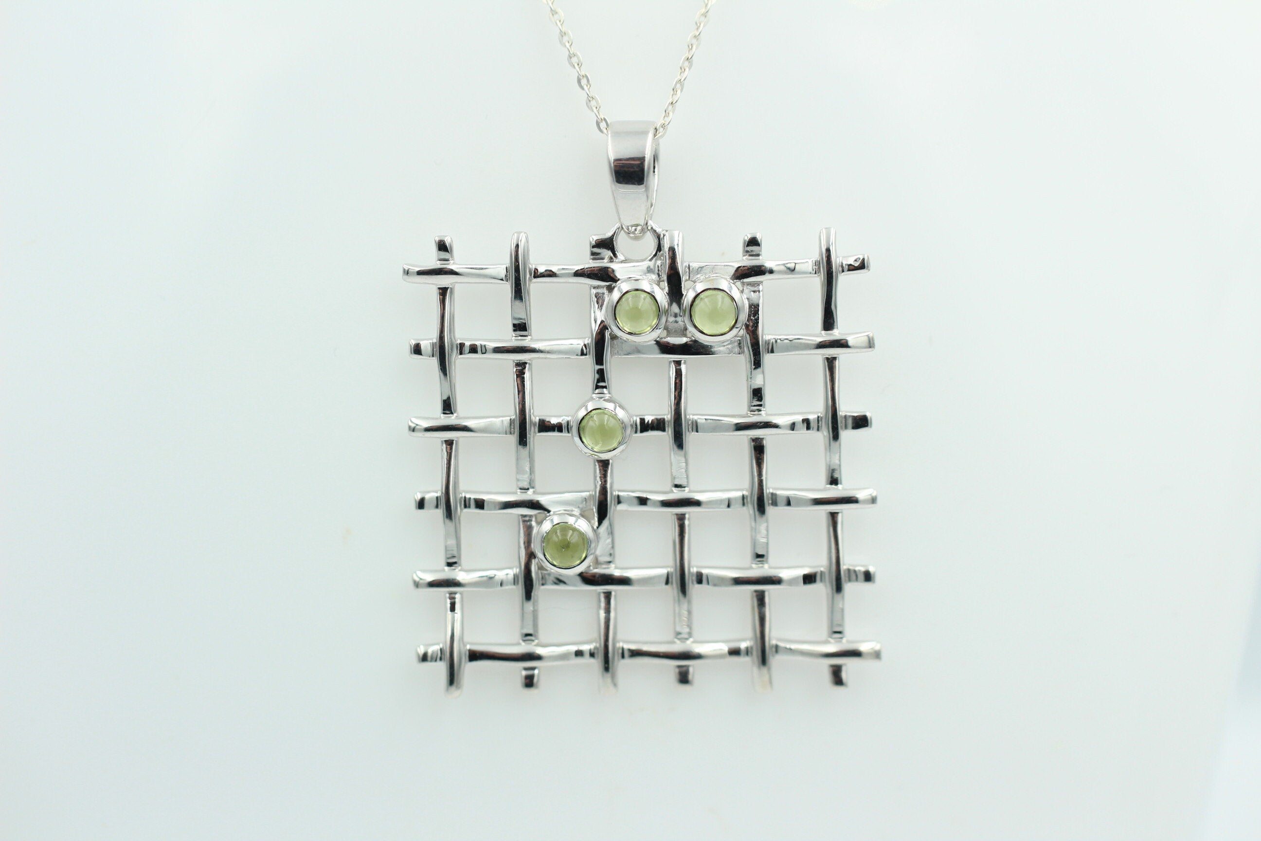 Design pur 0,60 Carat Peridot Cabochon Anhänger 925 Silber Gitter