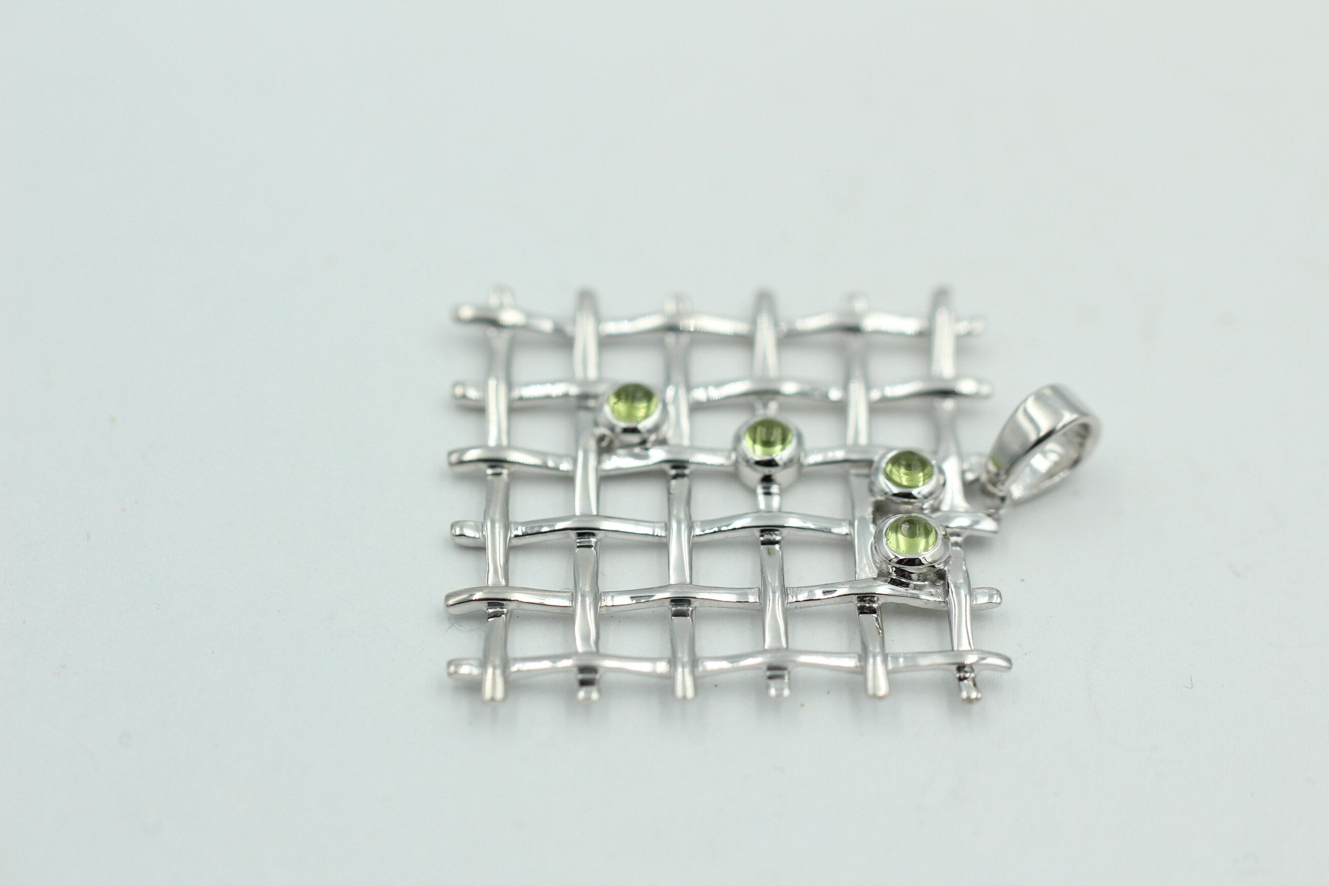 Design pur 0,60 Carat Peridot Cabochon Anhänger 925 Silber Gitter