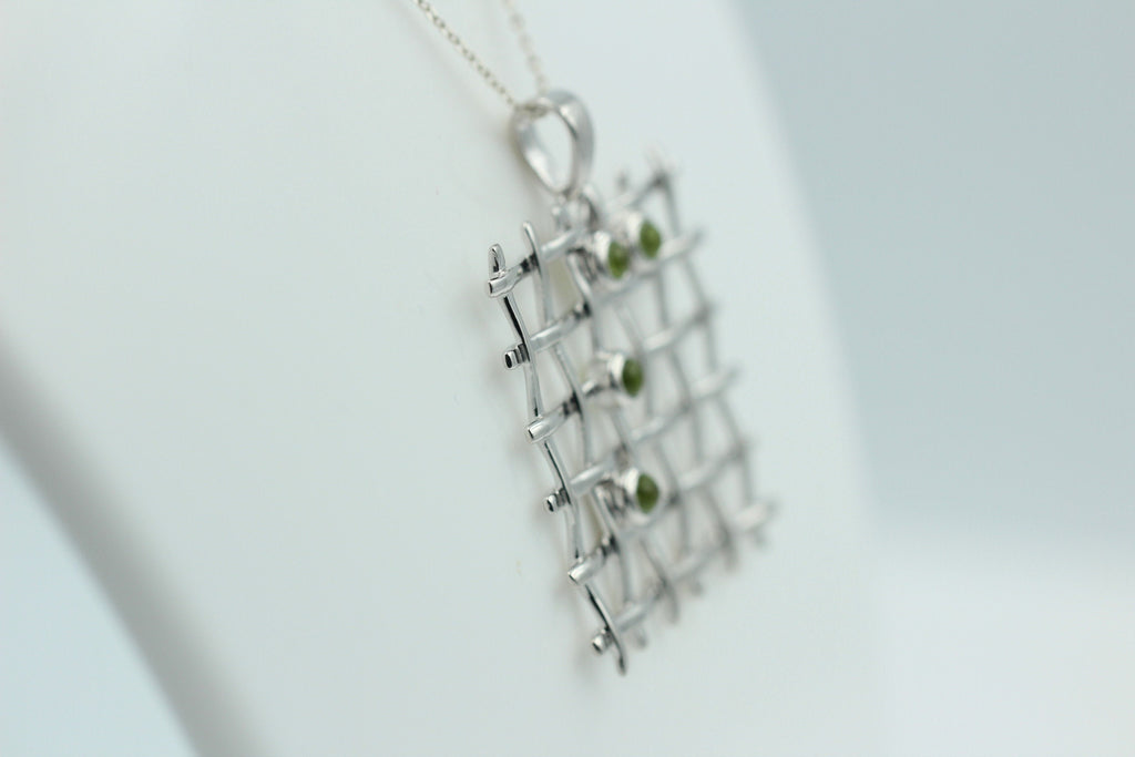 Design pur 0,60 Carat Peridot Cabochon Anhänger 925 Silber Gitter