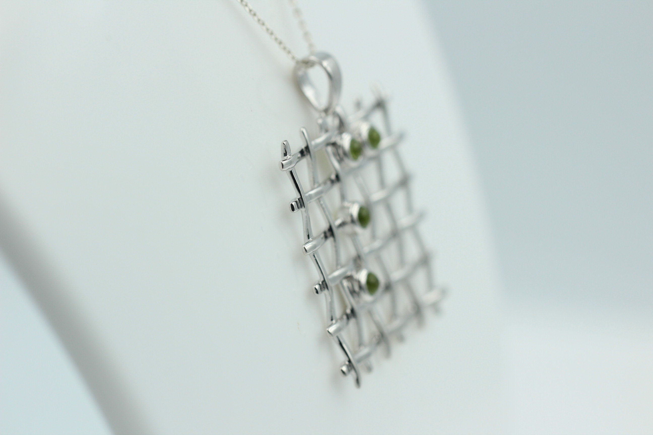 Design pur 0,60 Carat Peridot Cabochon Anhänger 925 Silber Gitter