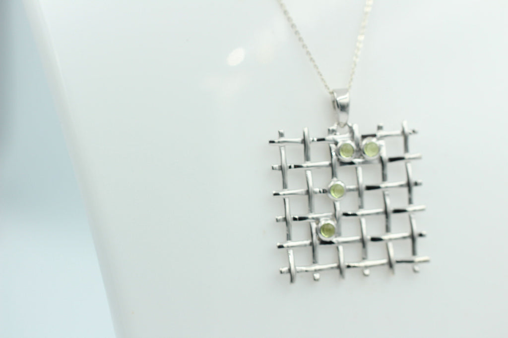 Design pur 0,60 Carat Peridot Cabochon Anhänger 925 Silber Gitter