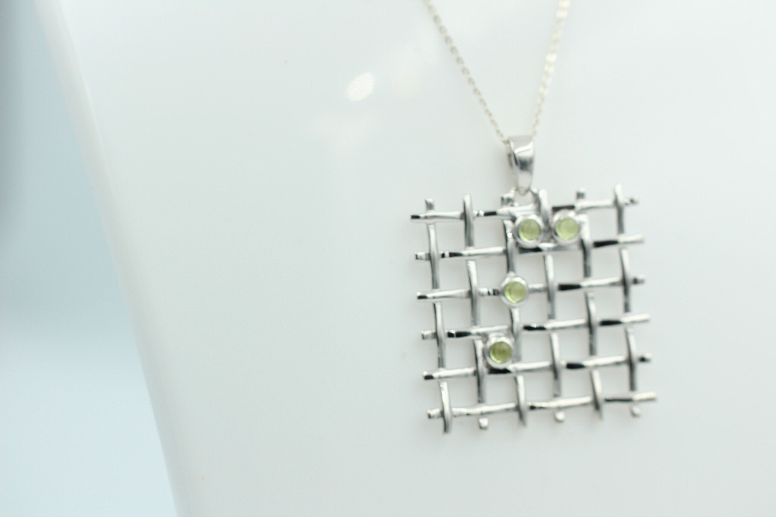 Design pur 0,60 Carat Peridot Cabochon Anhänger 925 Silber Gitter