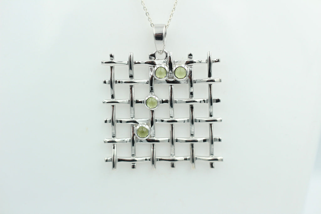 Design pur 0,60 Carat Peridot Cabochon Anhänger 925 Silber Gitter