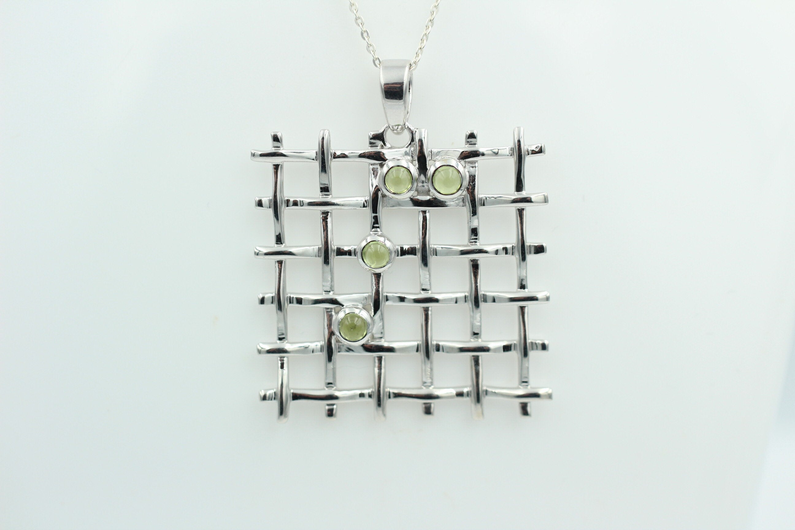 Design pur 0,60 Carat Peridot Cabochon Anhänger 925 Silber Gitter