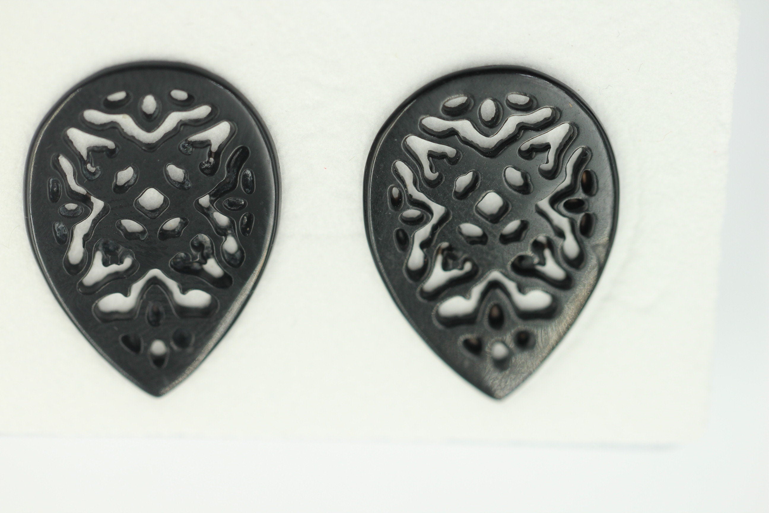 2 x schwarzer Onyx graviert ca 24 x 17 mm für Ohrschmuck etc